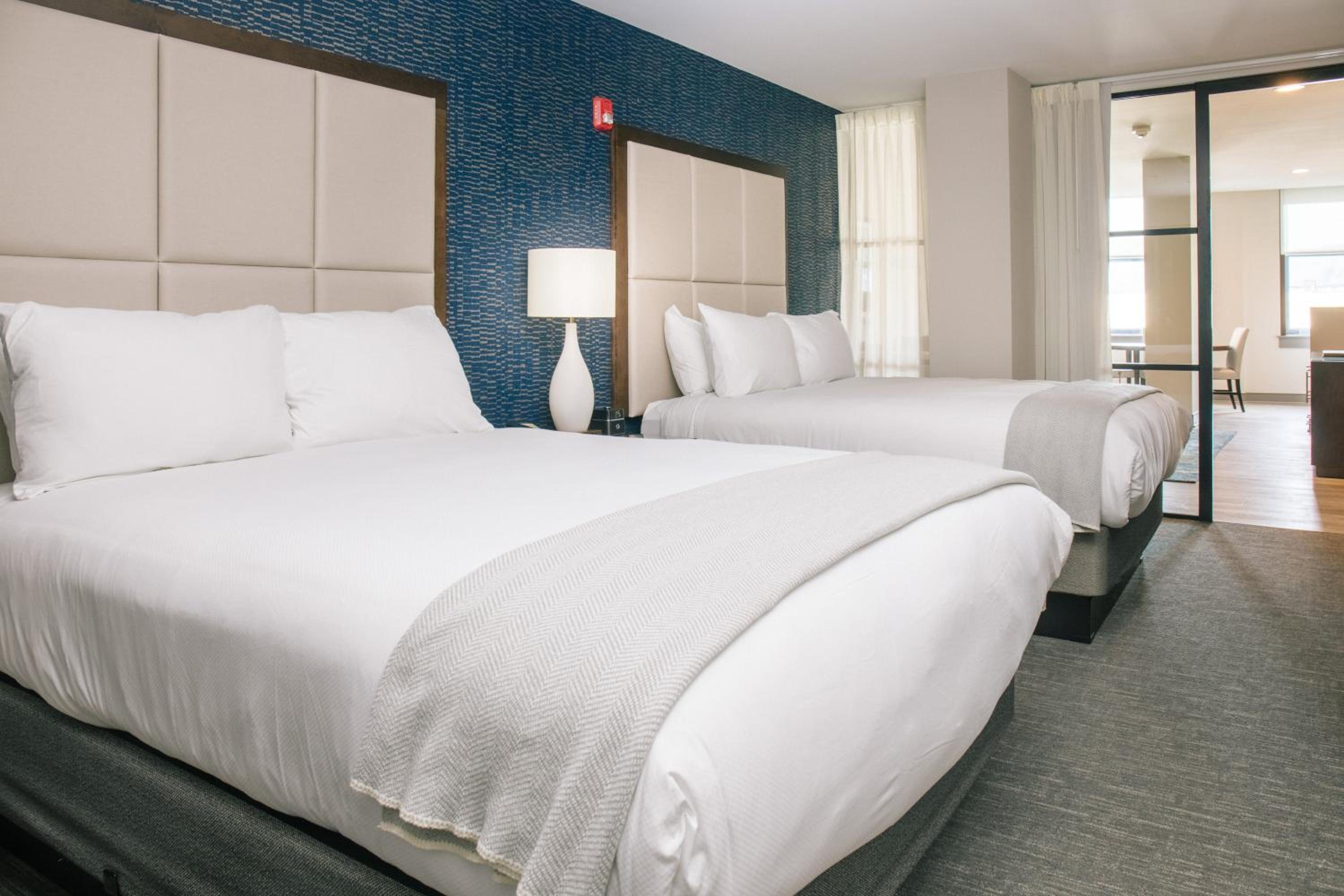 Deluxe Queen Suite with Two Queen Beds and Sofabed City View - Non Smoking - Photo 7
