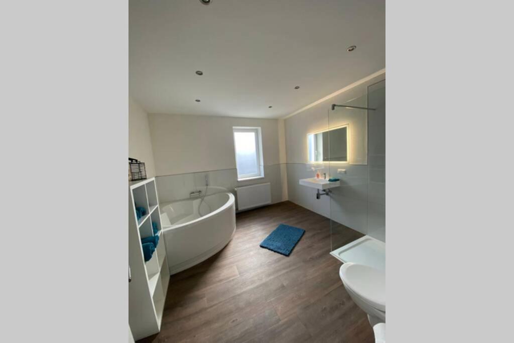 One-Bedroom Apartment thumbnail 6