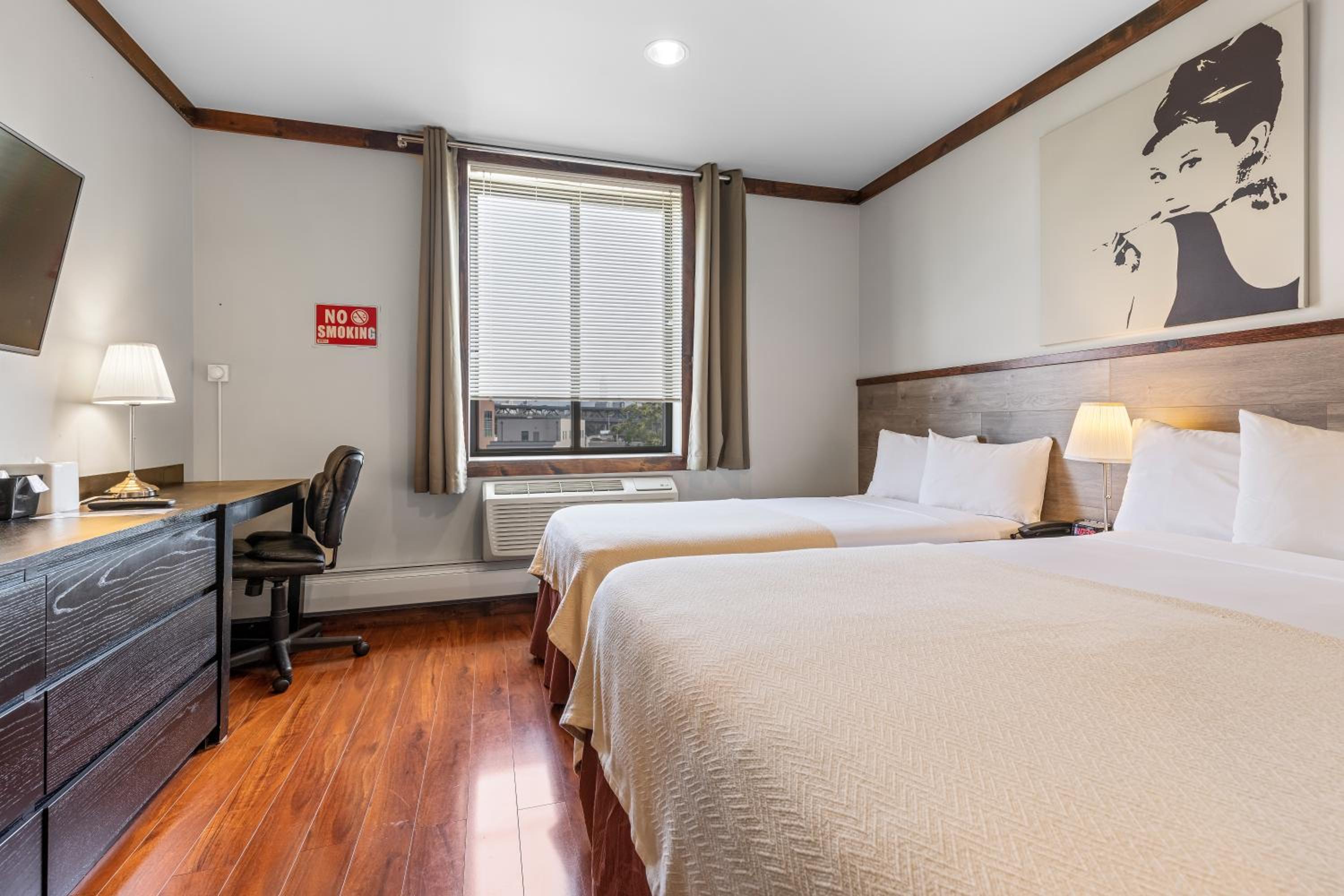 Deluxe Family Suite photo 2
