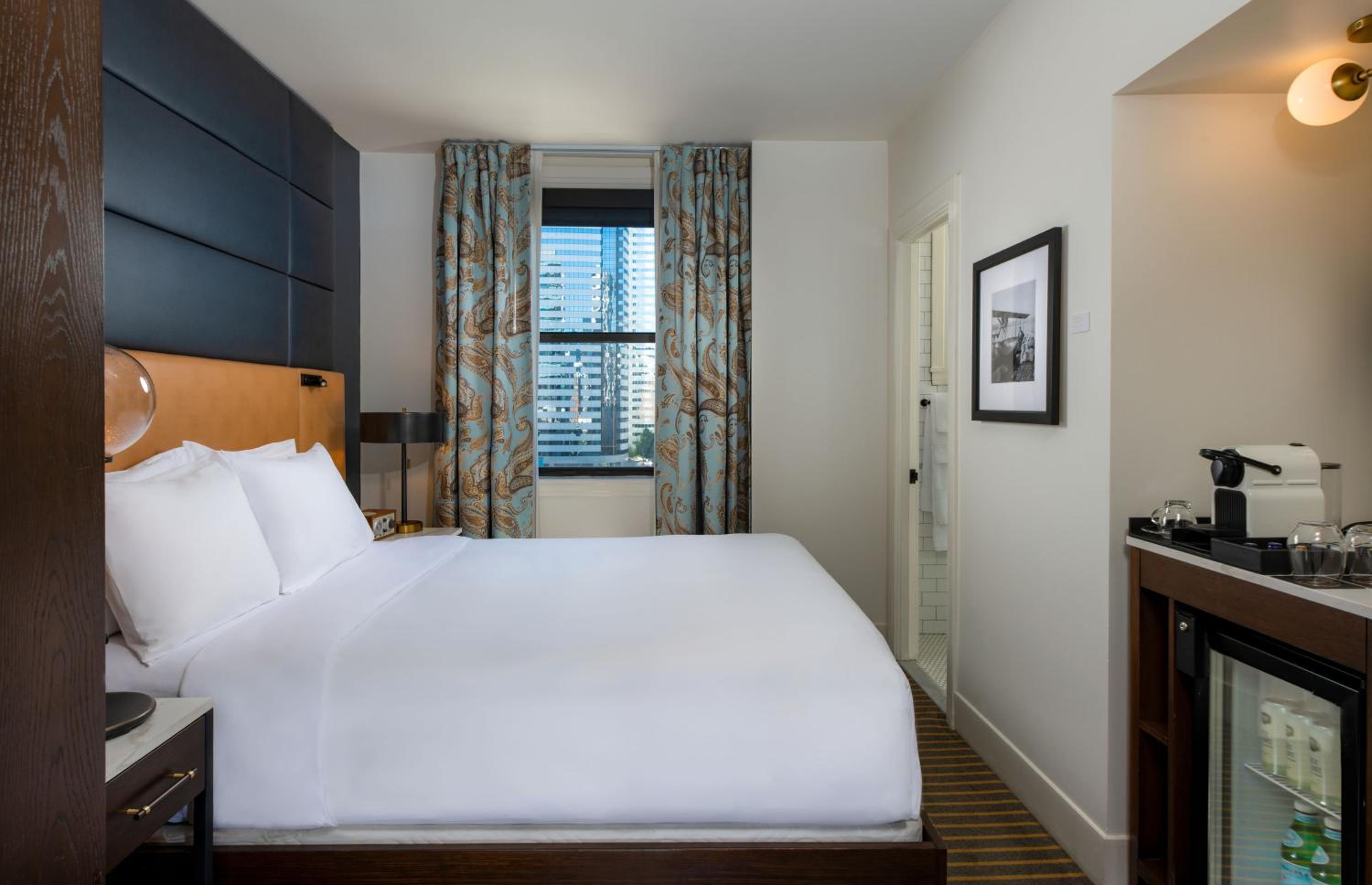 Deluxe Queen Room with One Queen Bed (Non Smoking)