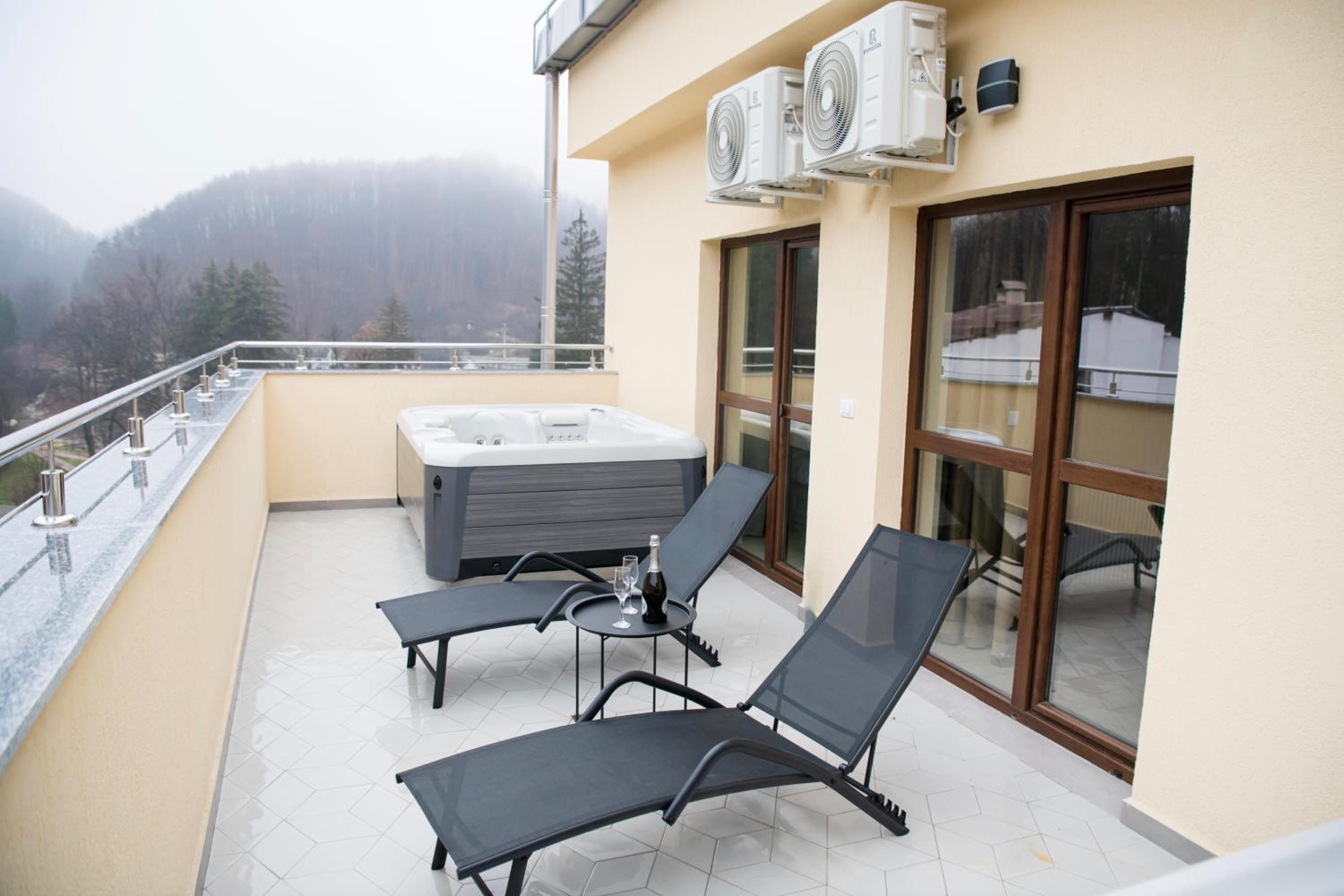 Apartment with Terrace - Photo 39