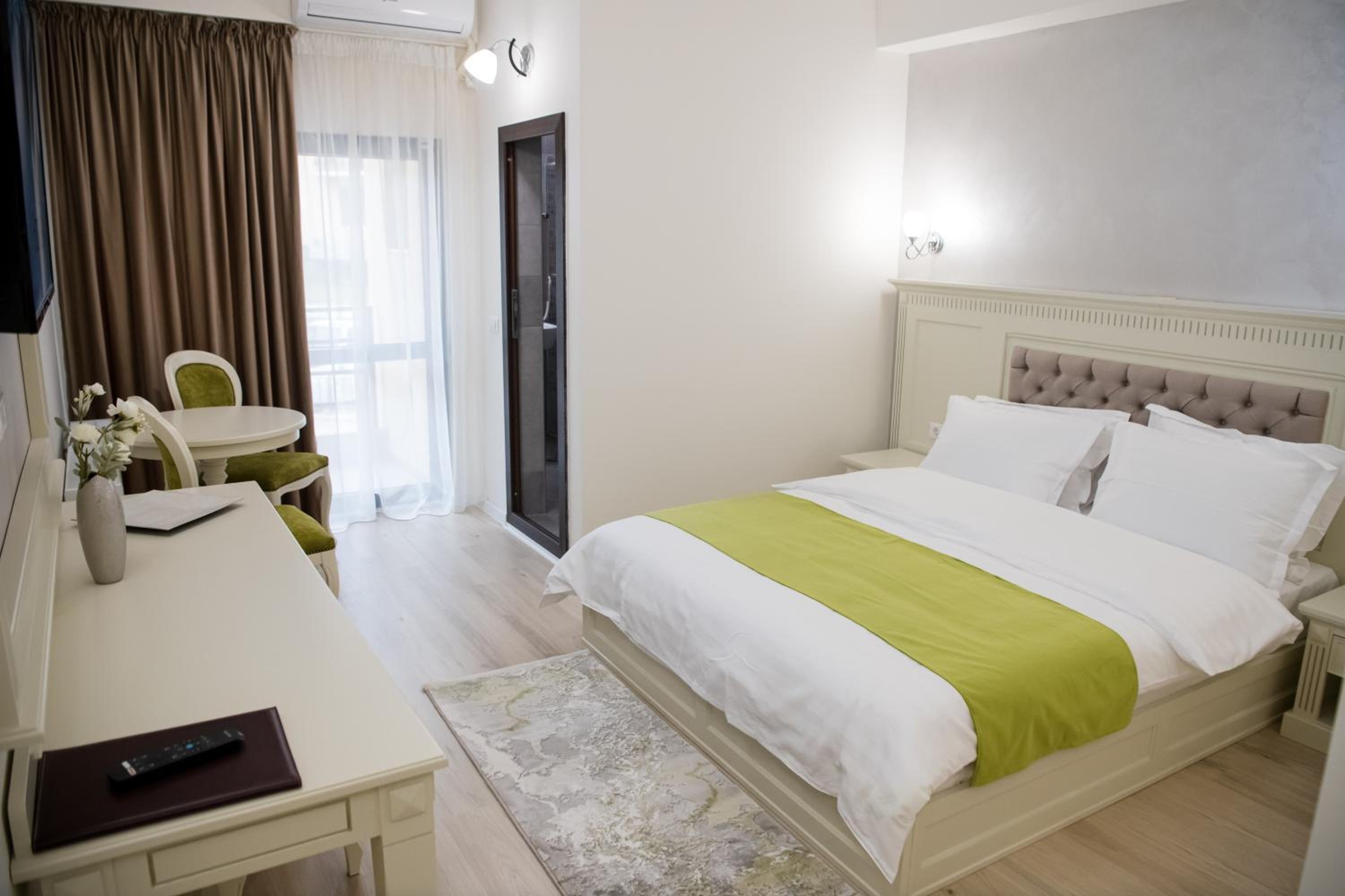 Deluxe Double Room - Photo 35