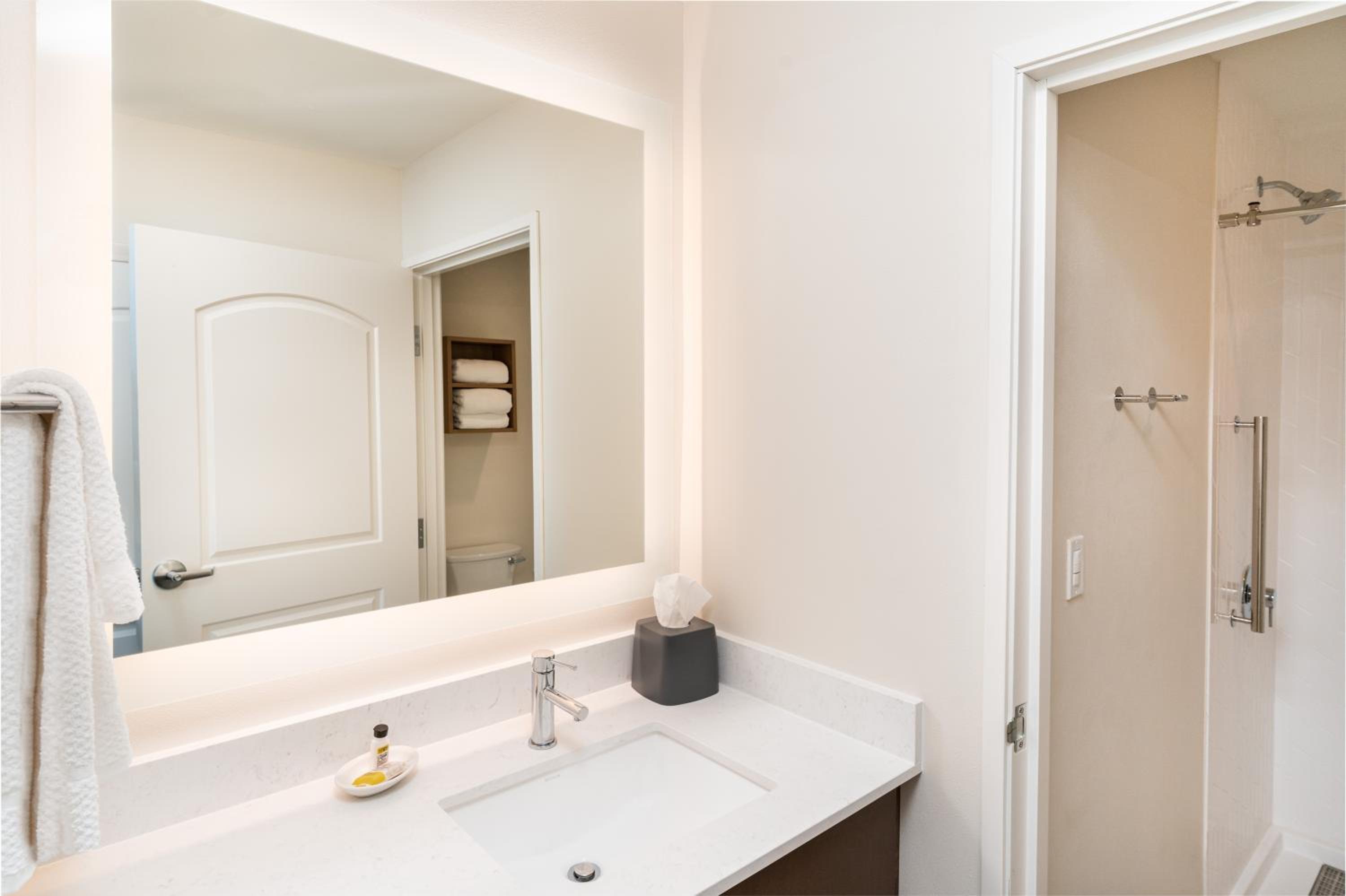 One-Bedroom Queen Suite - Photo 3