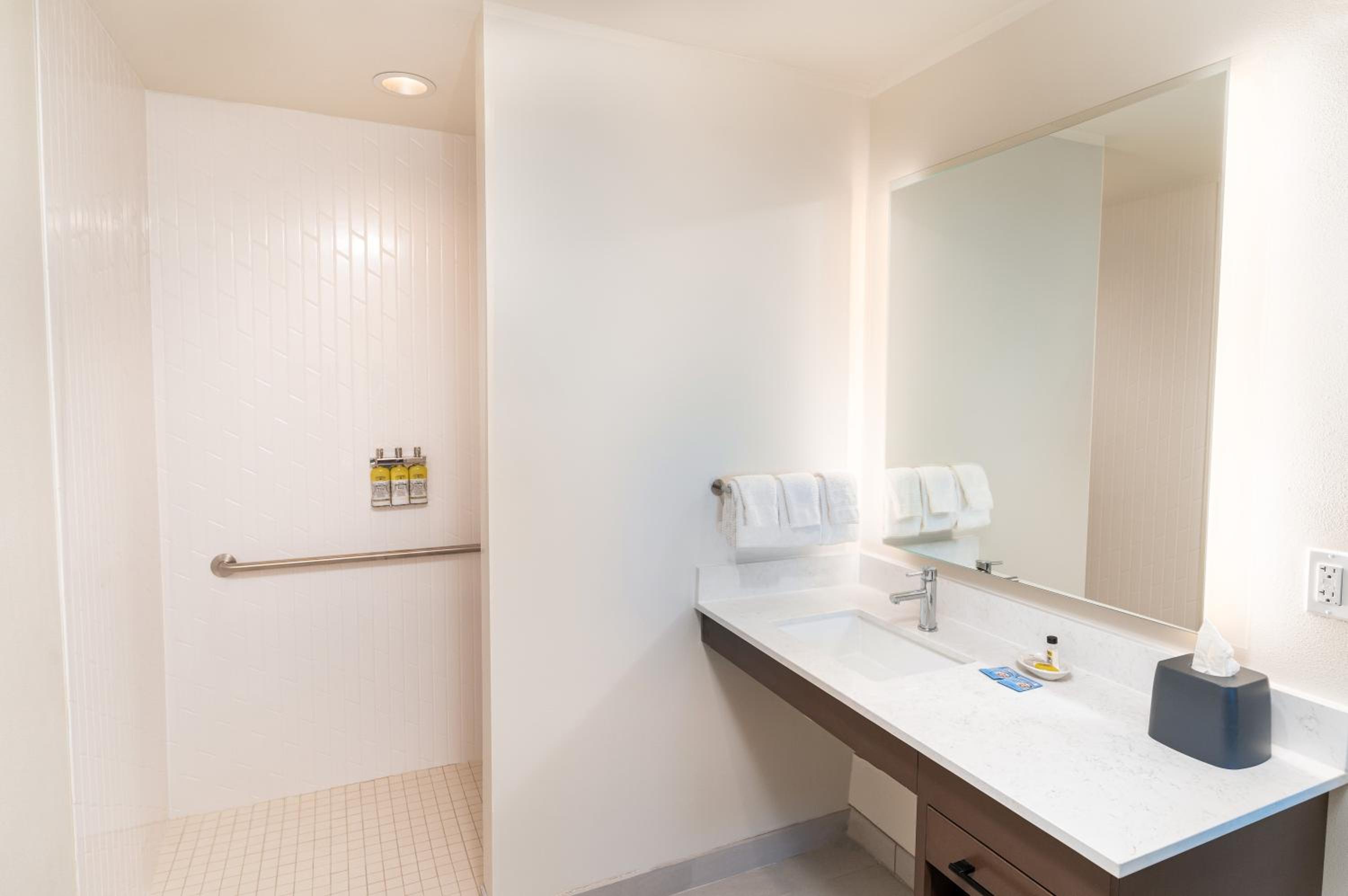 One-Bedroom with Two Queen Beds and Hearing Accessible Roll In Shower - Non-Smoking - Photo 2