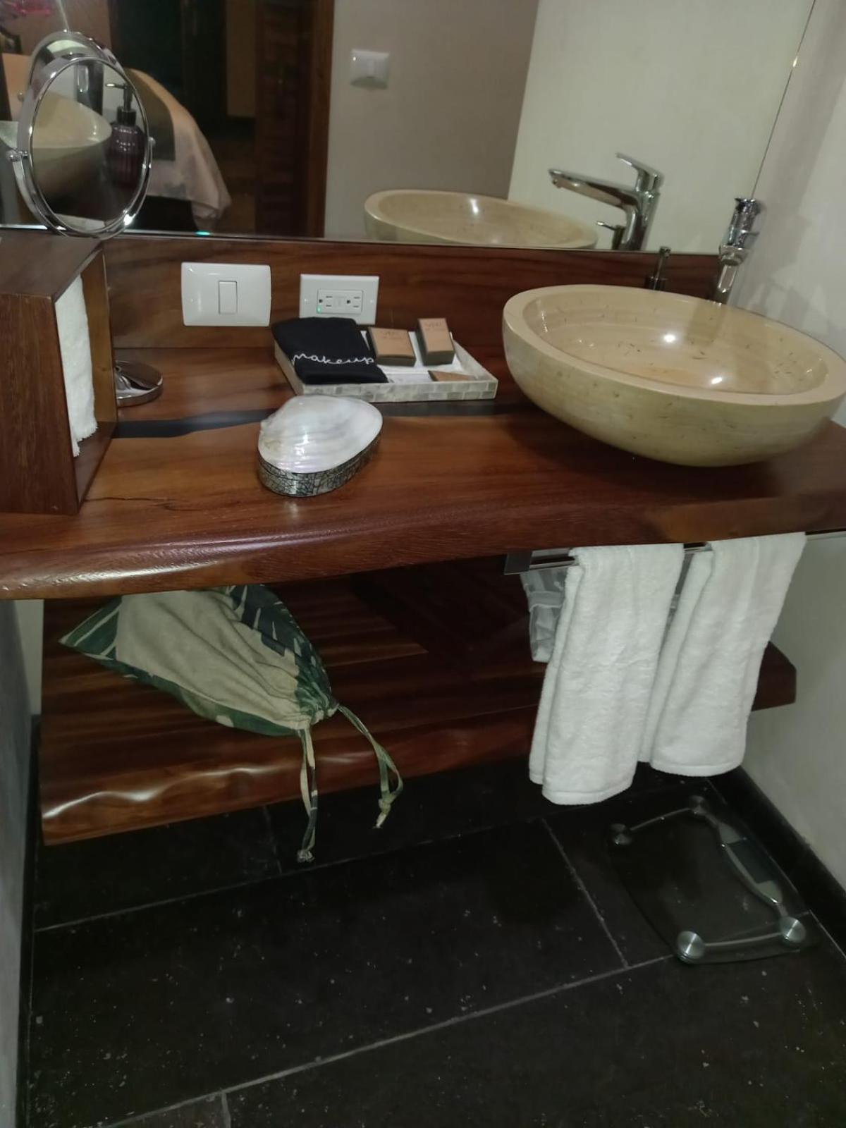 Deluxe Room - Photo 5