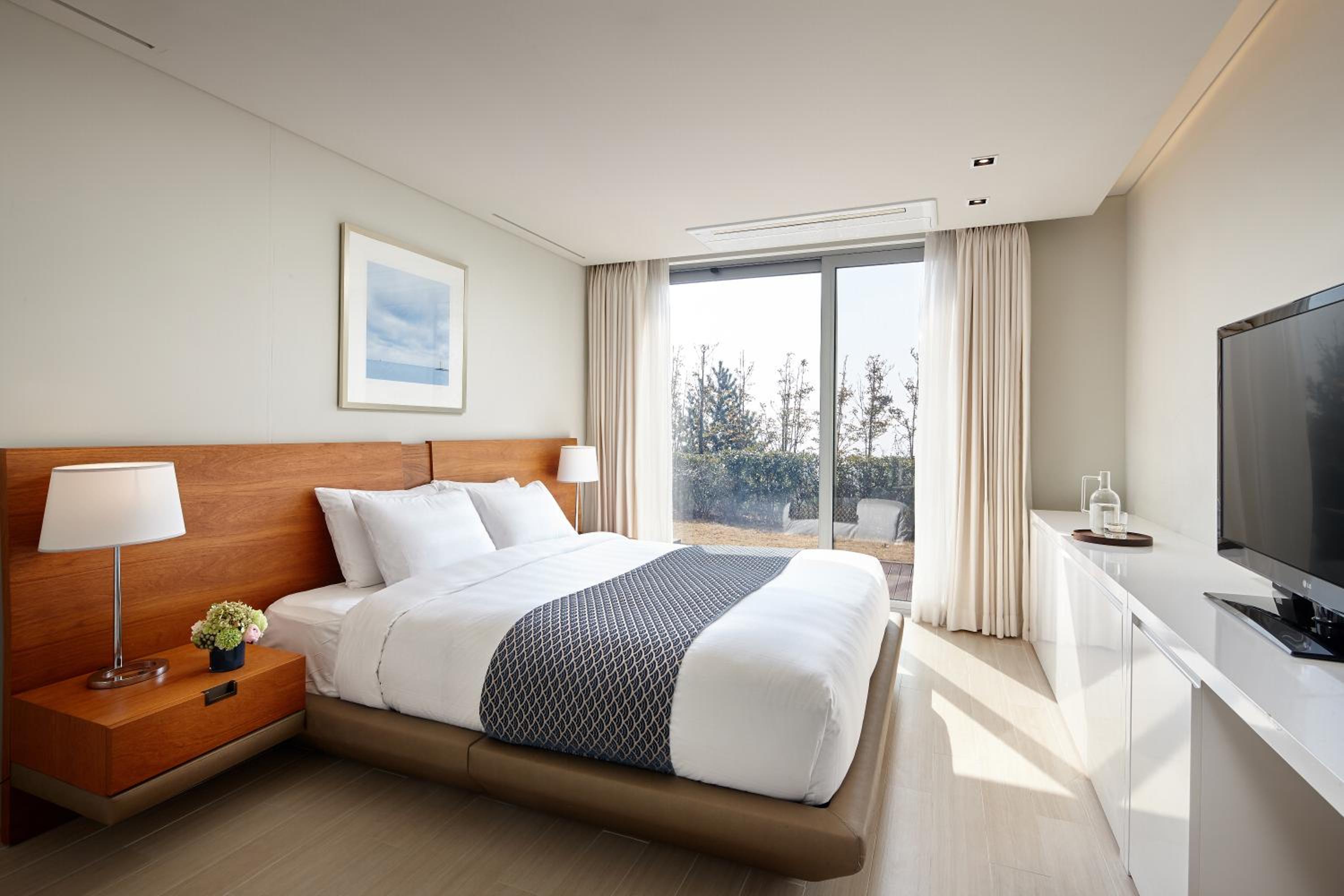 [3 generation package] Hyosang Seung - 96 Type (3 Rooms) + Breakfast for 8 per night + MAX BAR once per stay + a set of bedding - Photo 1