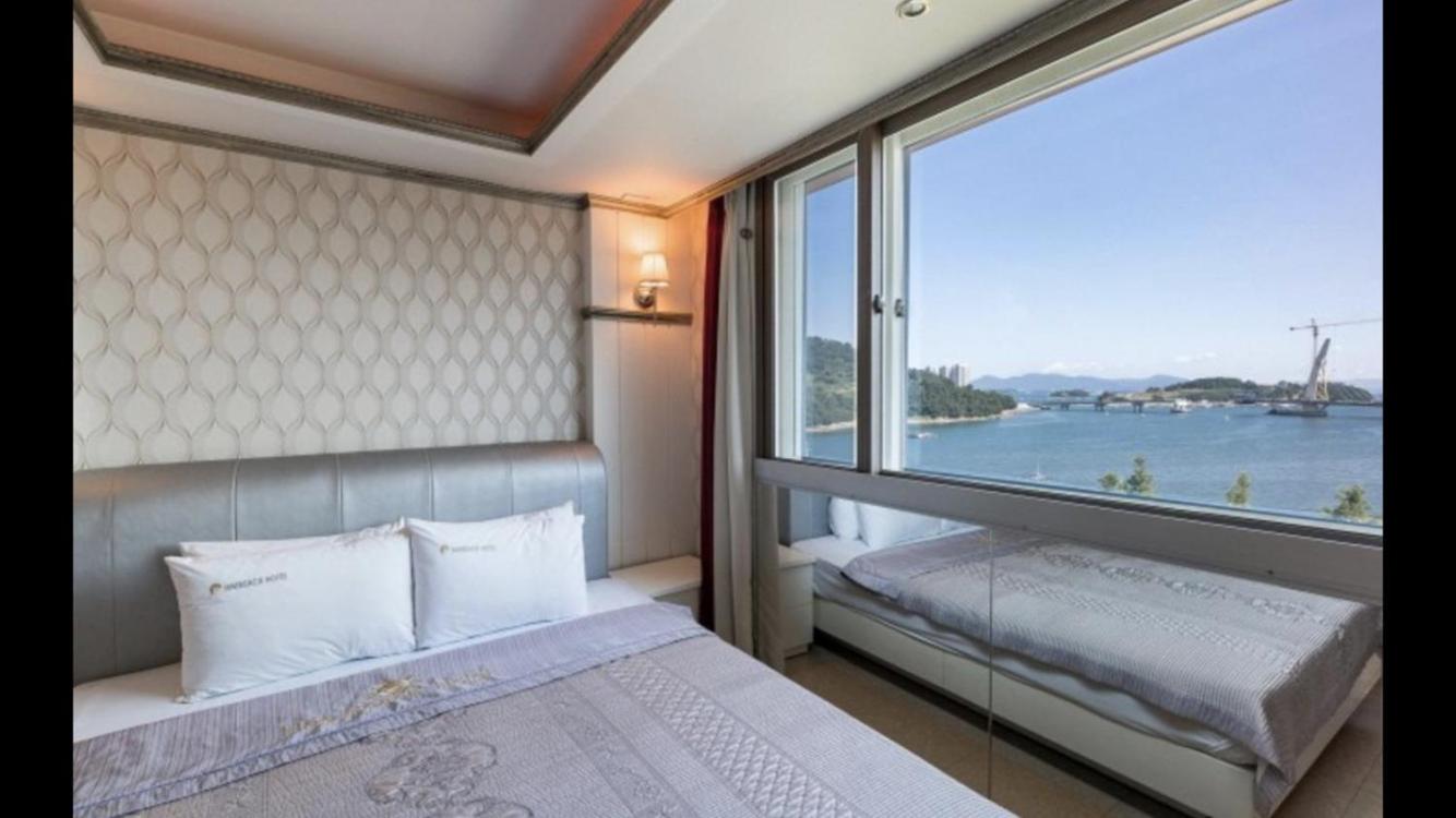 Deluxe Twin Room with Sea View photo 2