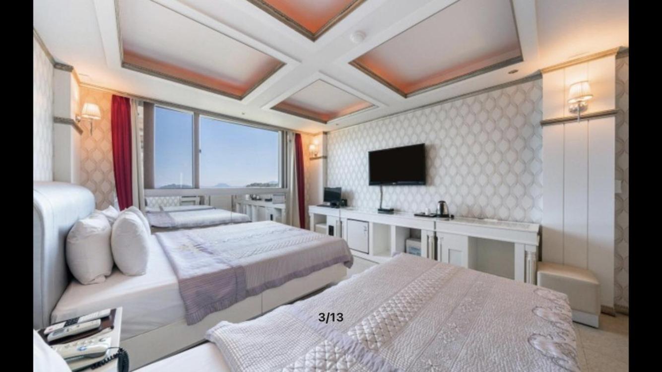 Deluxe Twin Room with Sea View photo 3