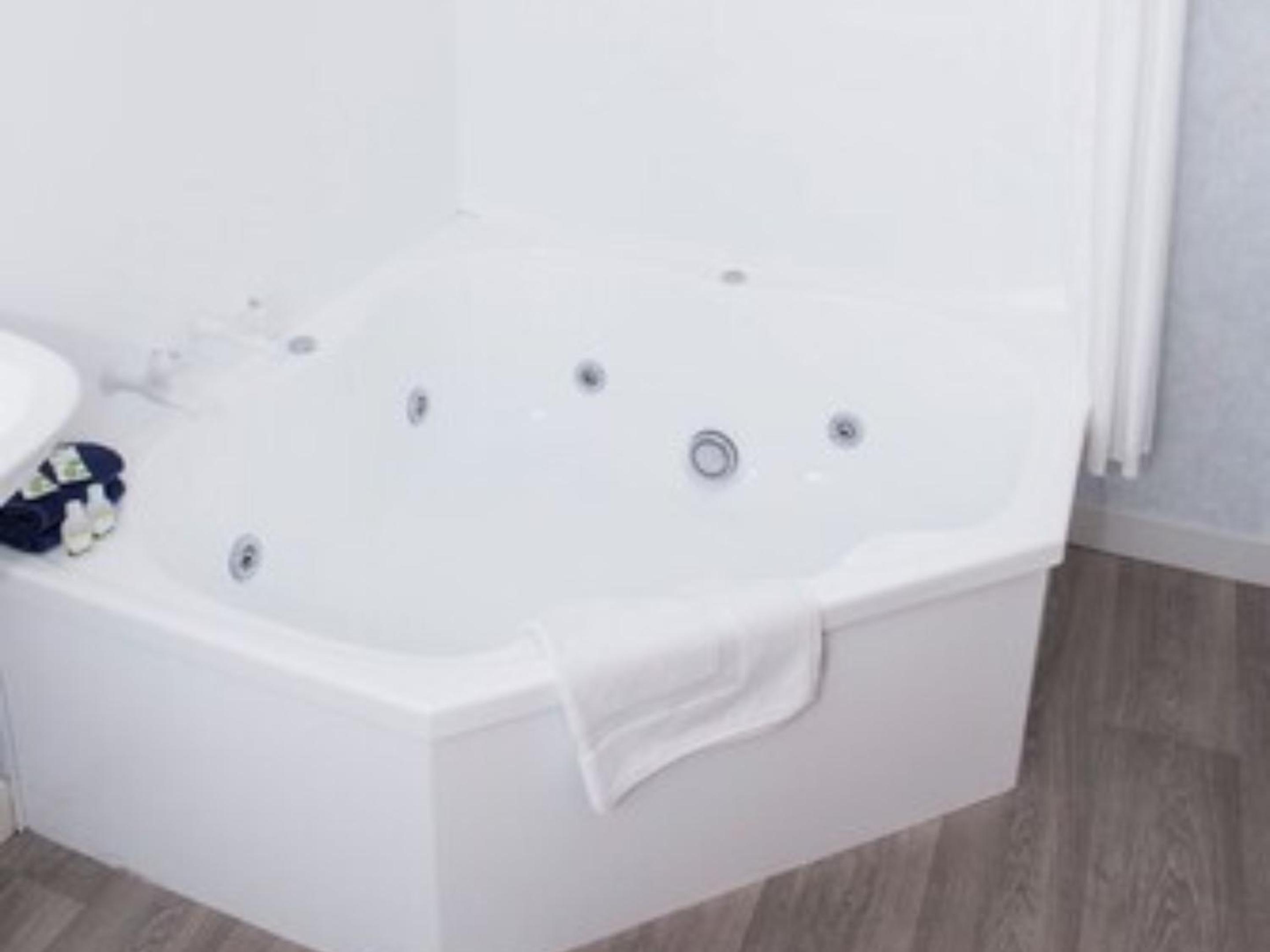 One-Bedroom Suite with Spa Bath - Photo 6