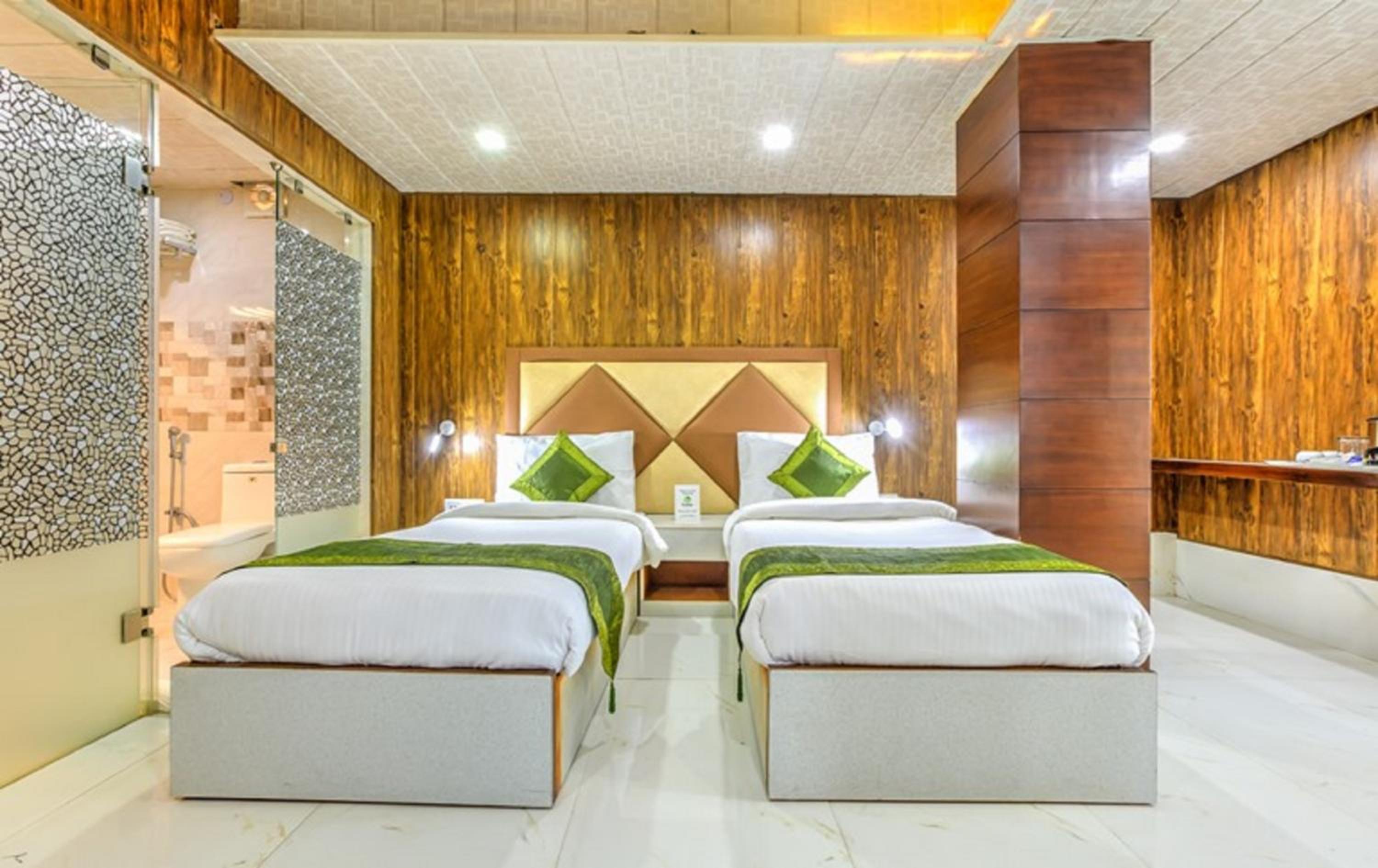 Deluxe Room - Photo 11