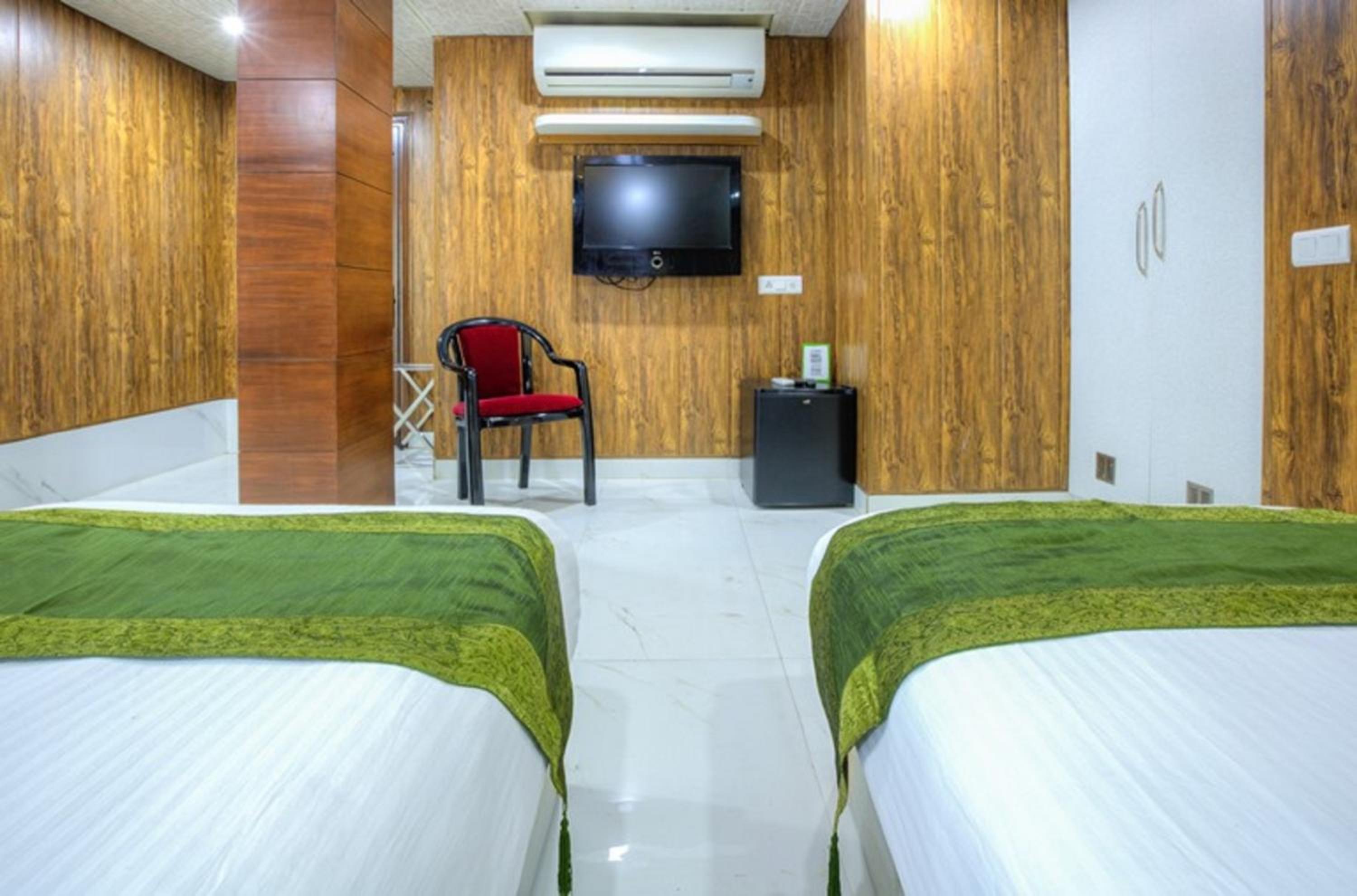 Deluxe Room - Photo 12