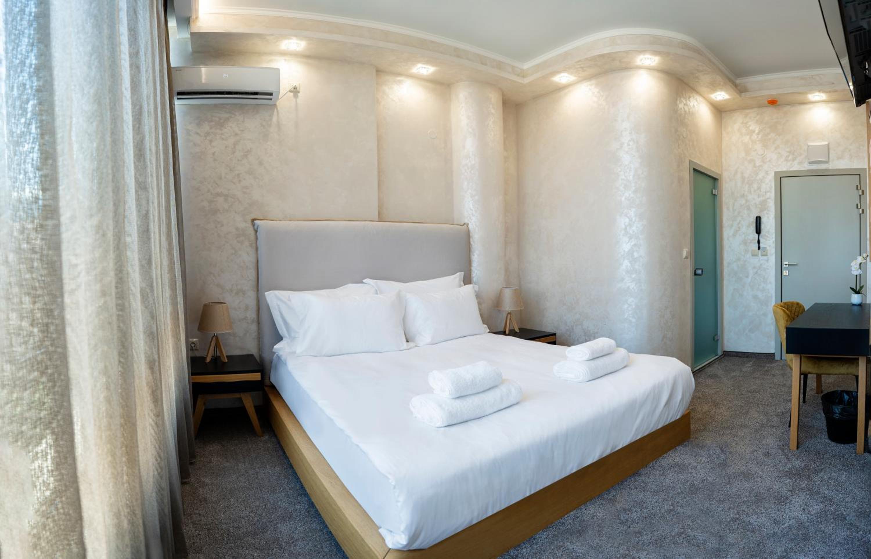 Deluxe Double Room - Photo 1