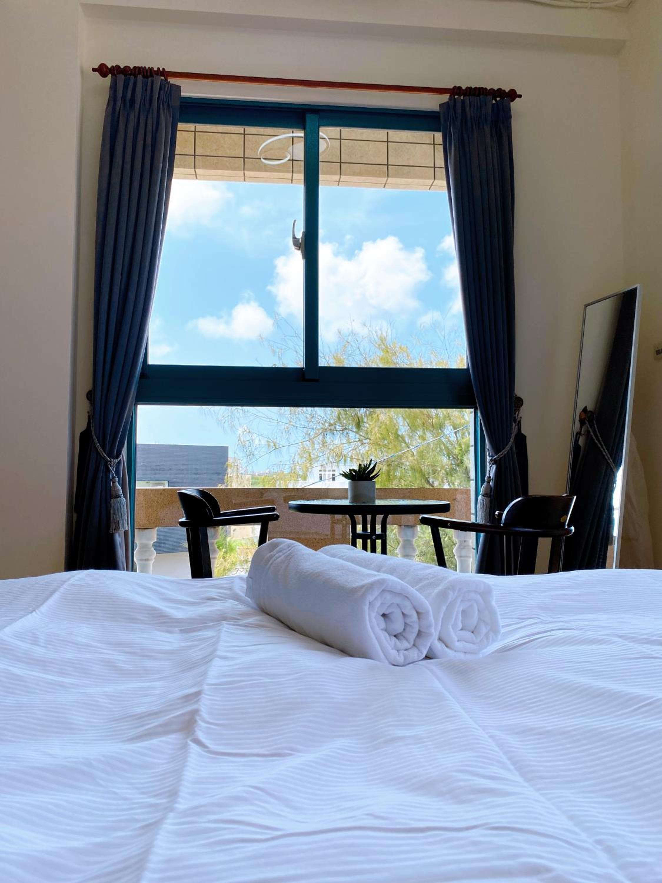 Queen Room with Shared Bathroom photo 1