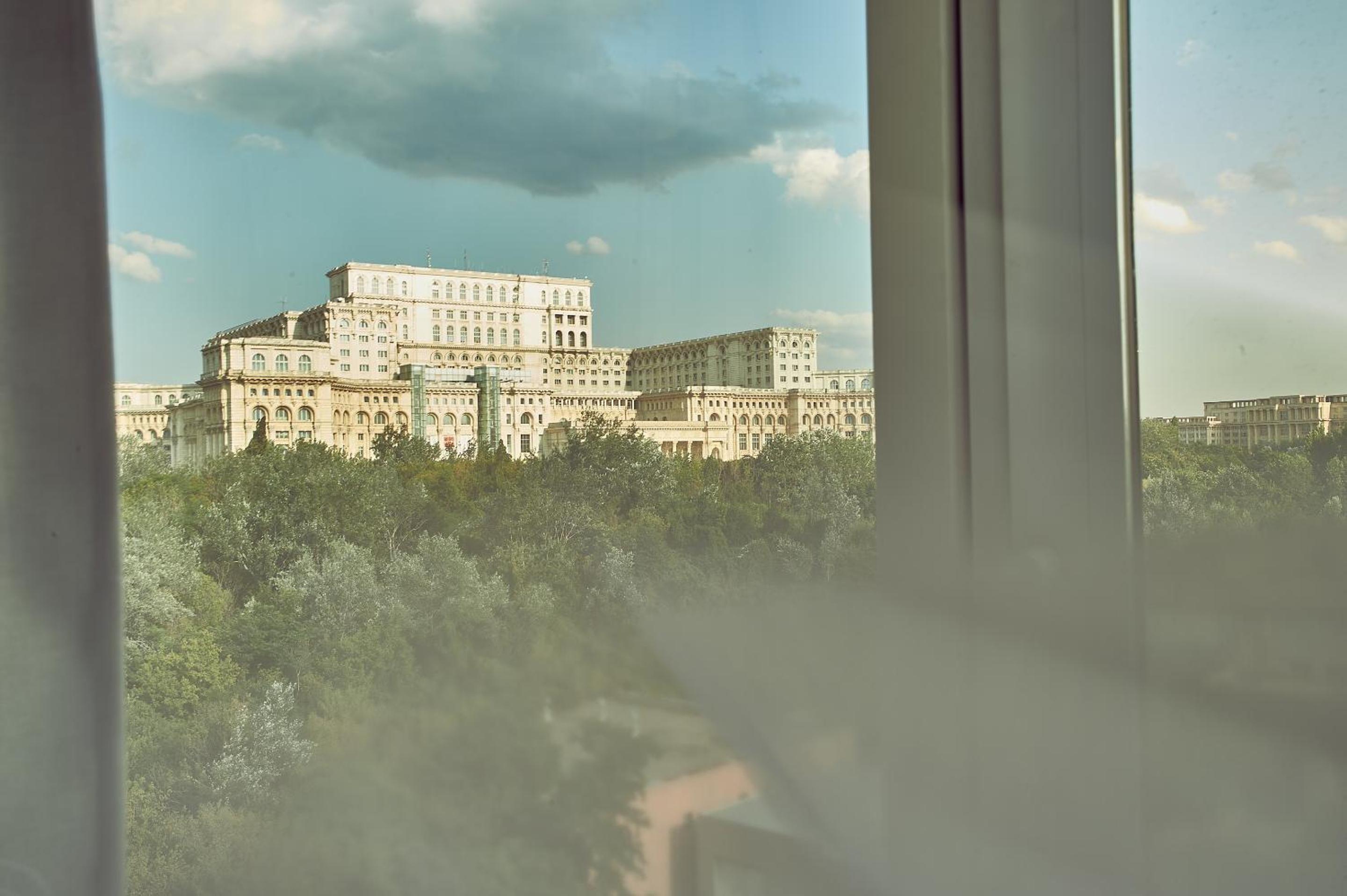 Deluxe Single Room Palace of Parliament view photo 2