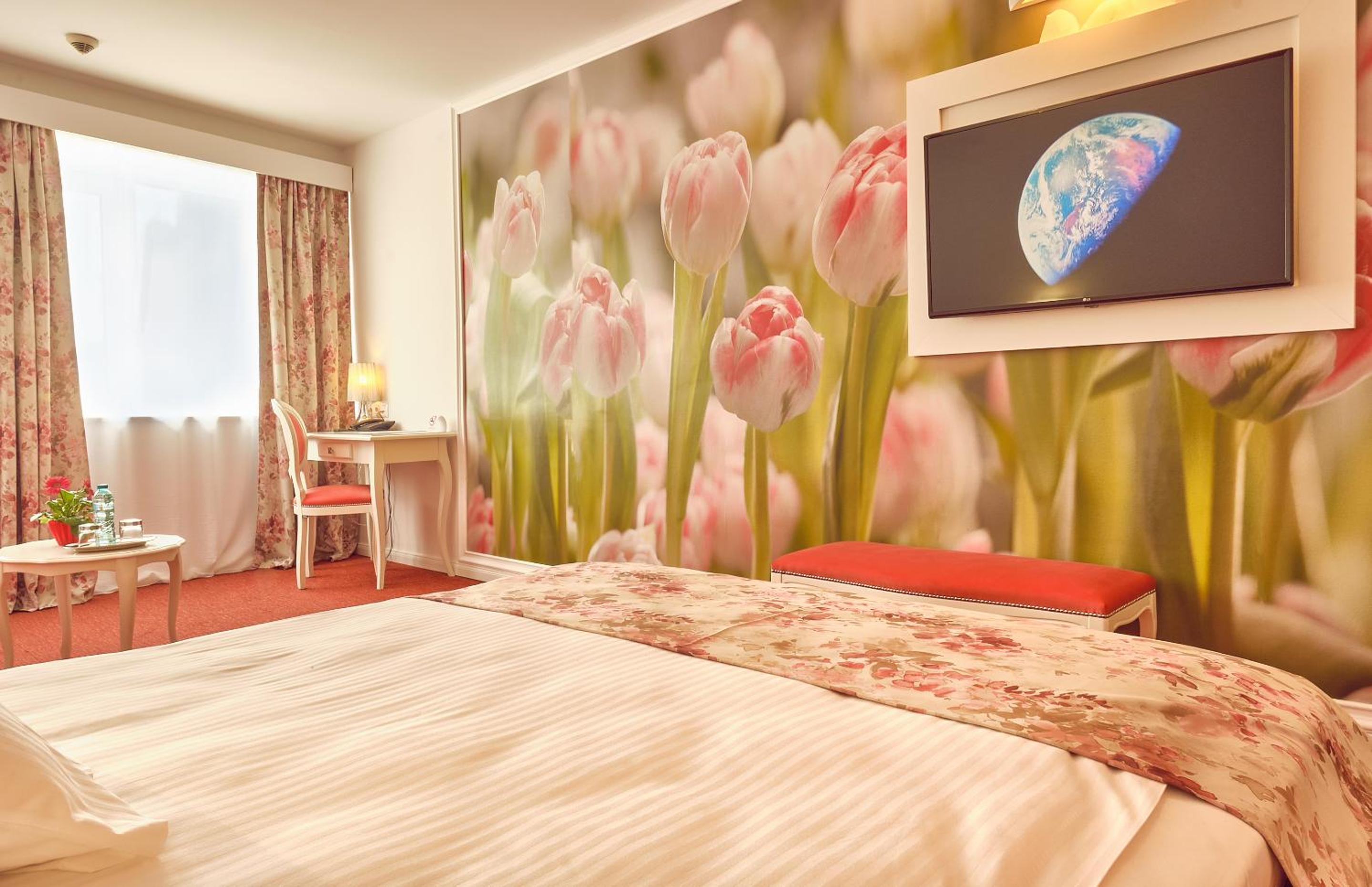Deluxe Double Room with sofa Palace of Parliament view - Photo 1