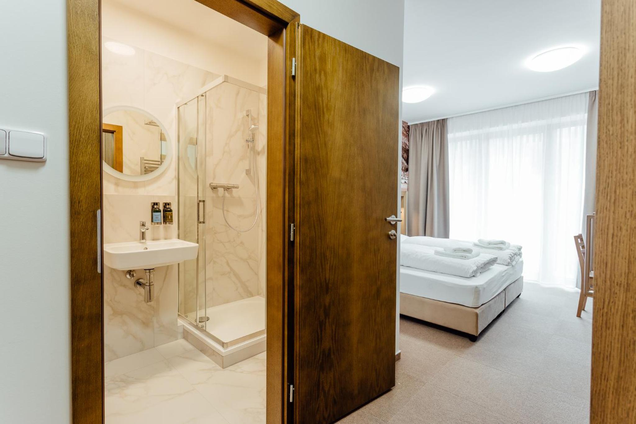 Double Room with Balcony - Photo 3