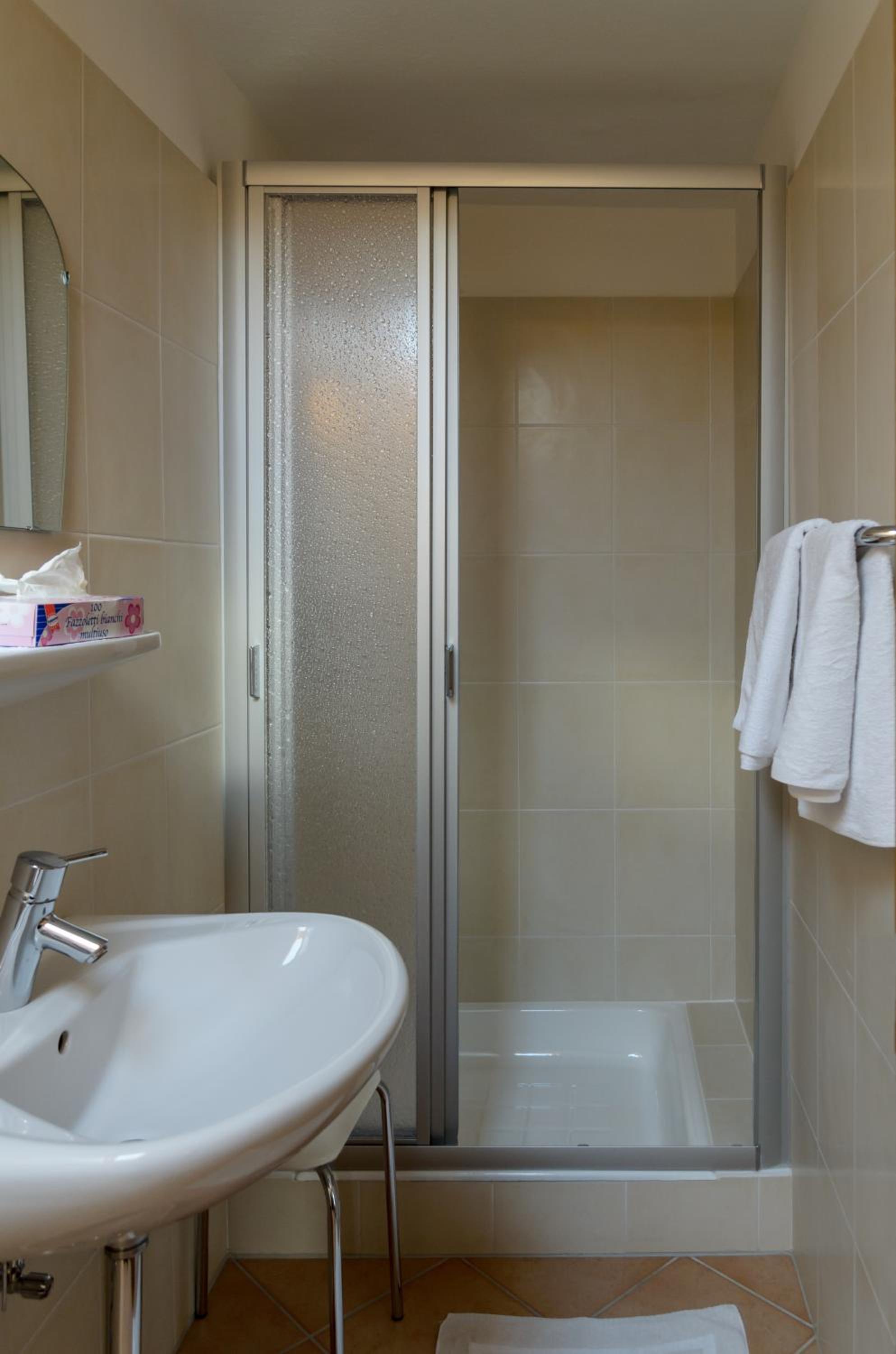 Double Room with Balcony - Photo 4