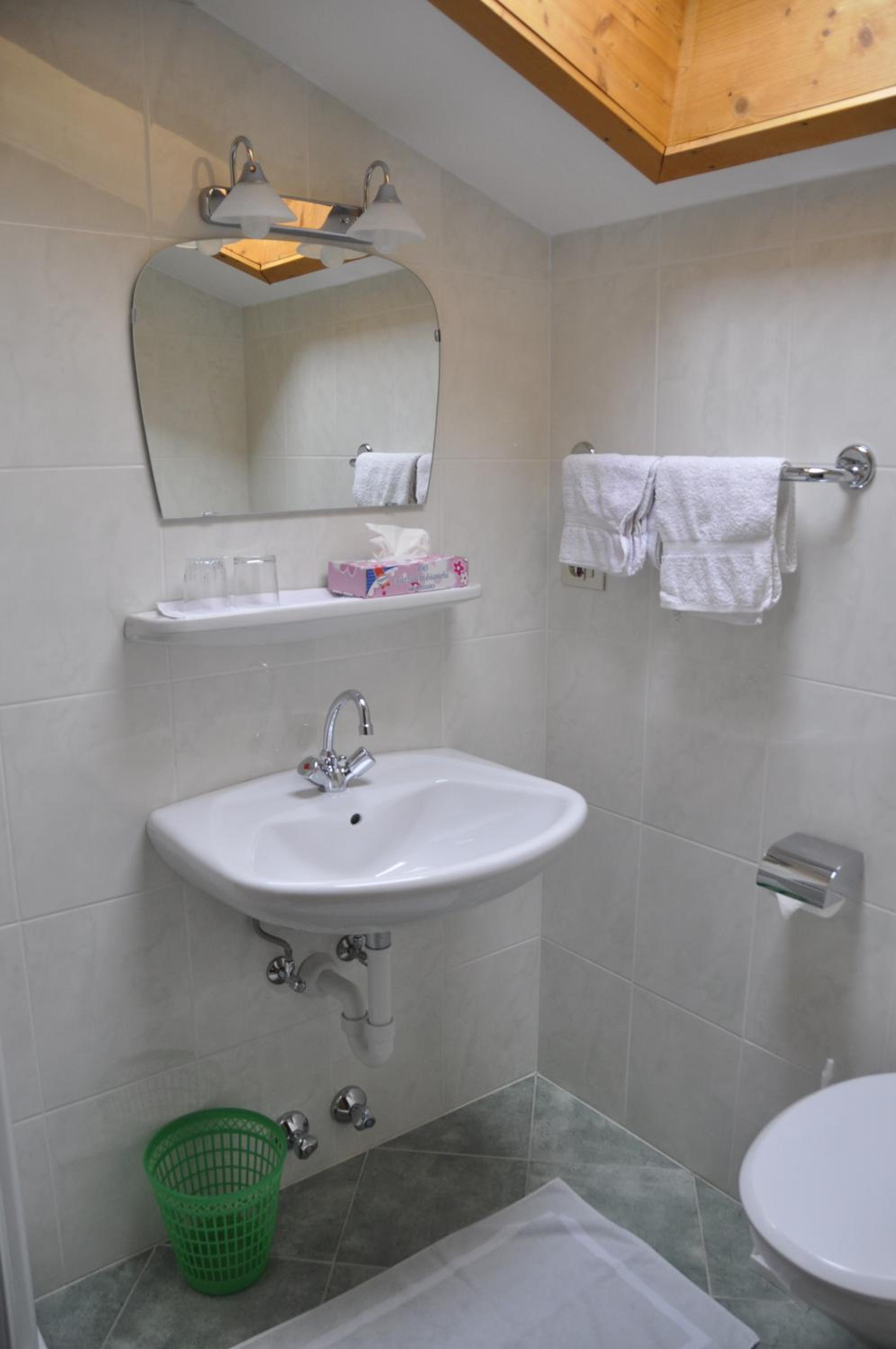 Double Room with Balcony - Photo 6