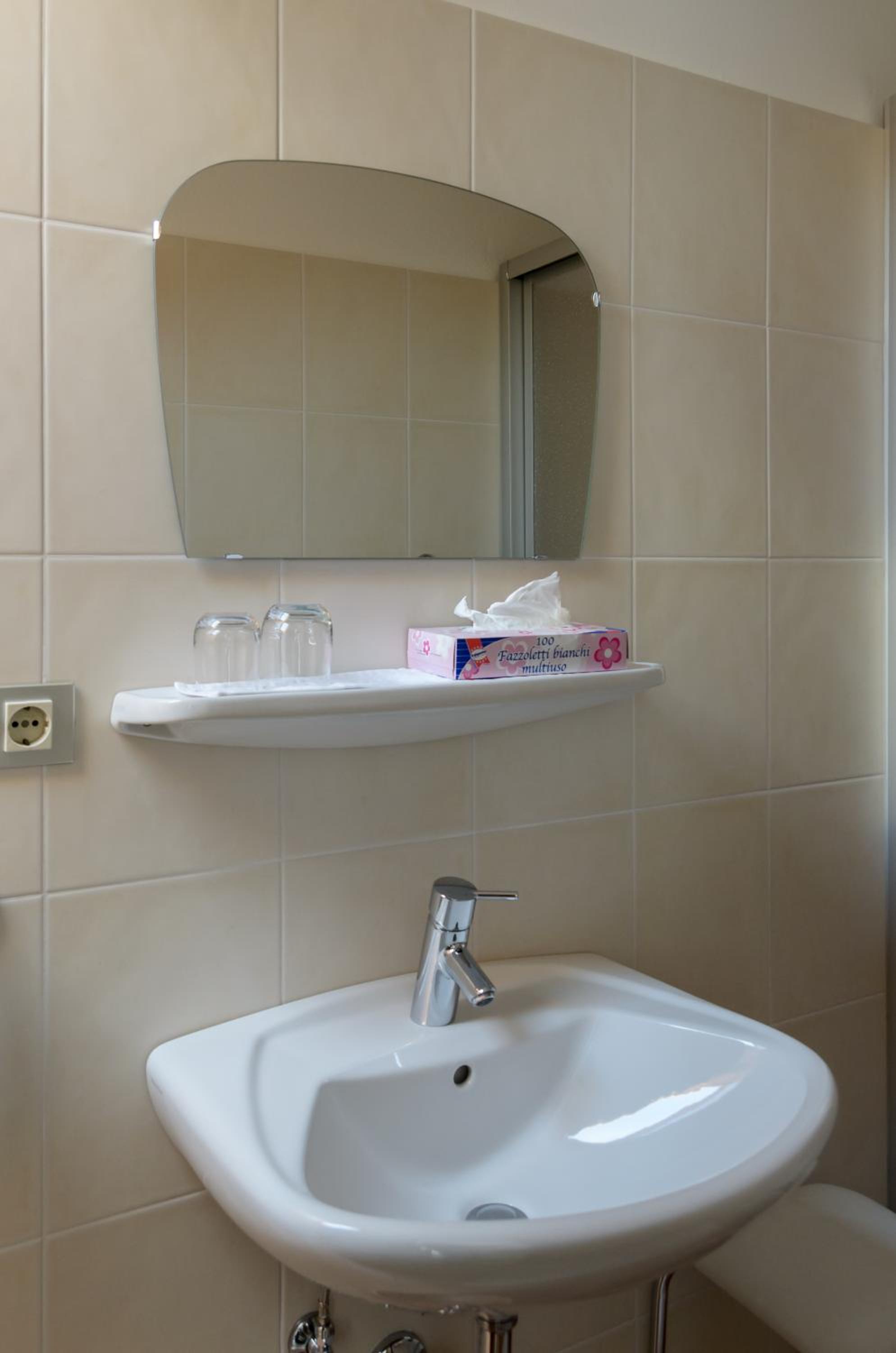 Double Room with Balcony - Photo 2