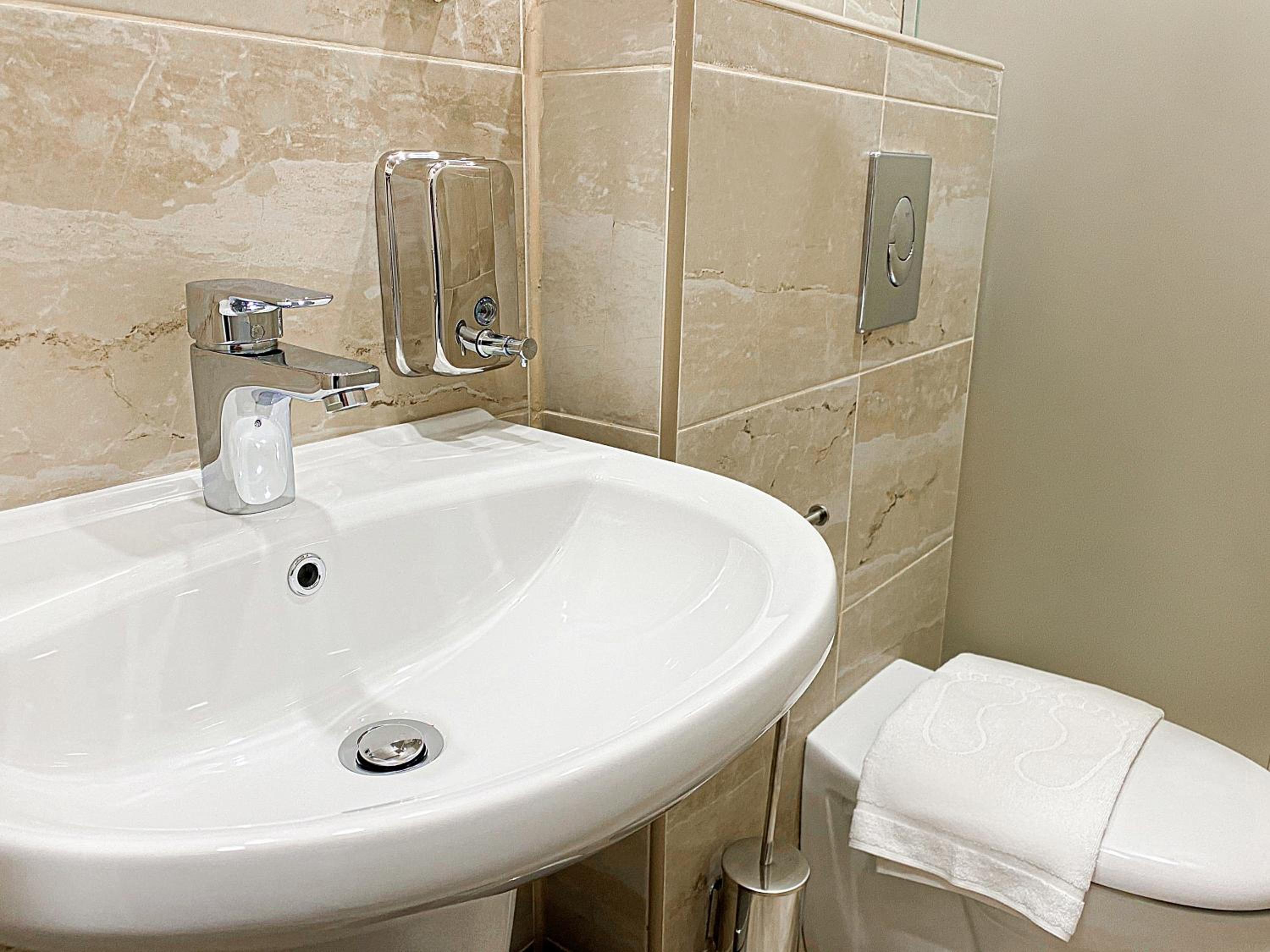 Twin Room with Private Bathroom - Photo 3