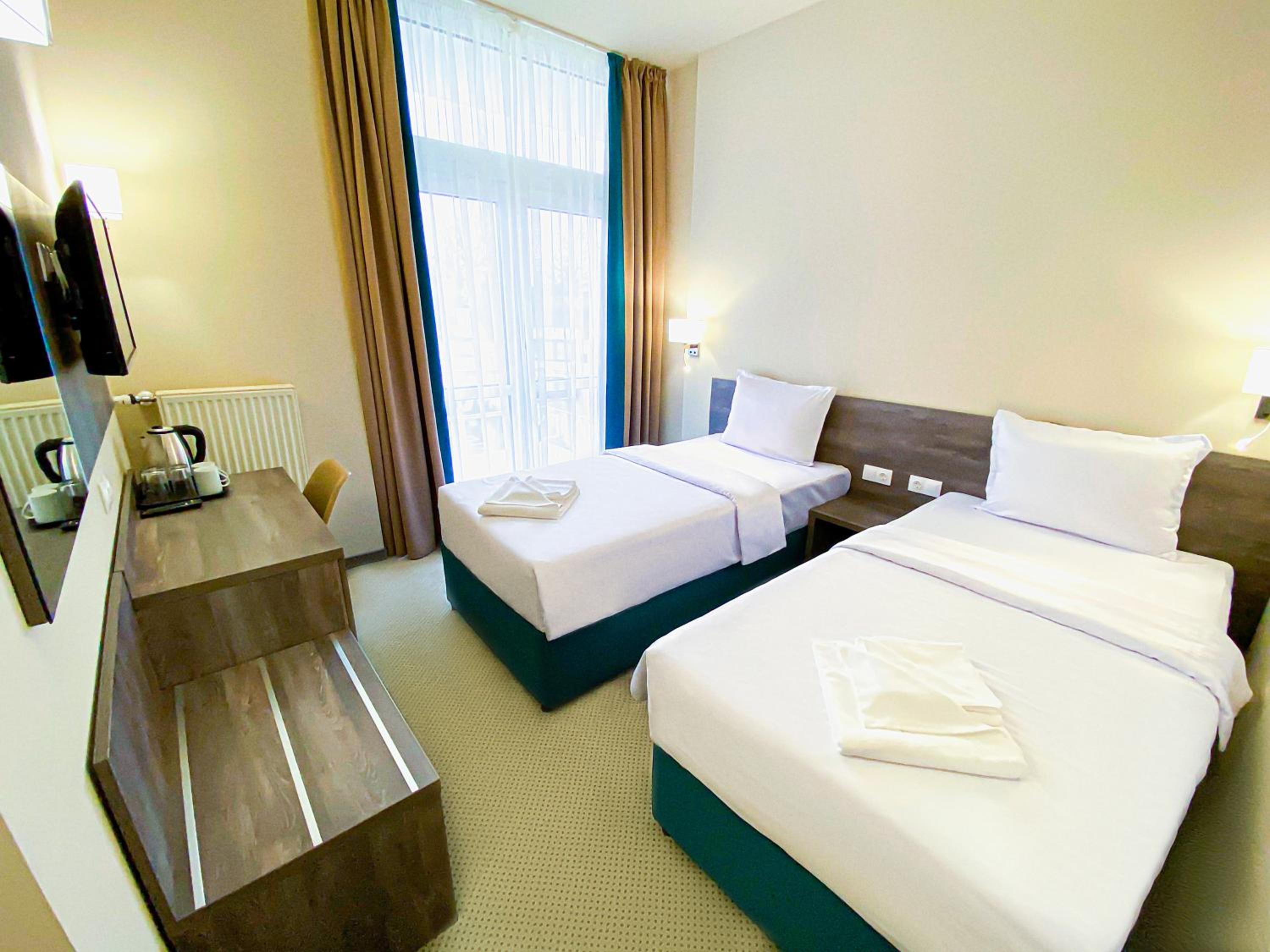 Twin Room with Private Bathroom - Photo 5