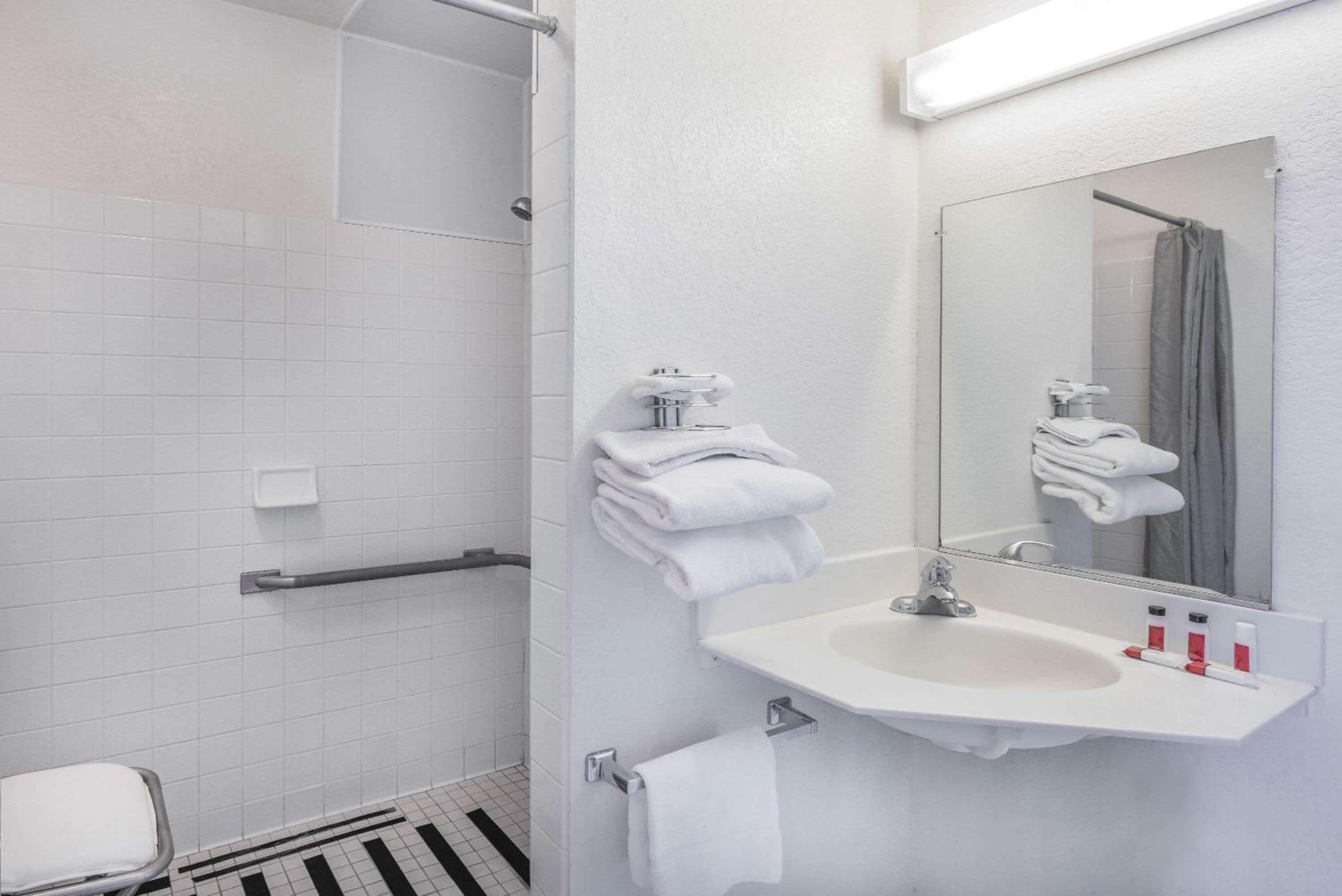 Double Room - Mobility Access/Non-Smoking photo 2