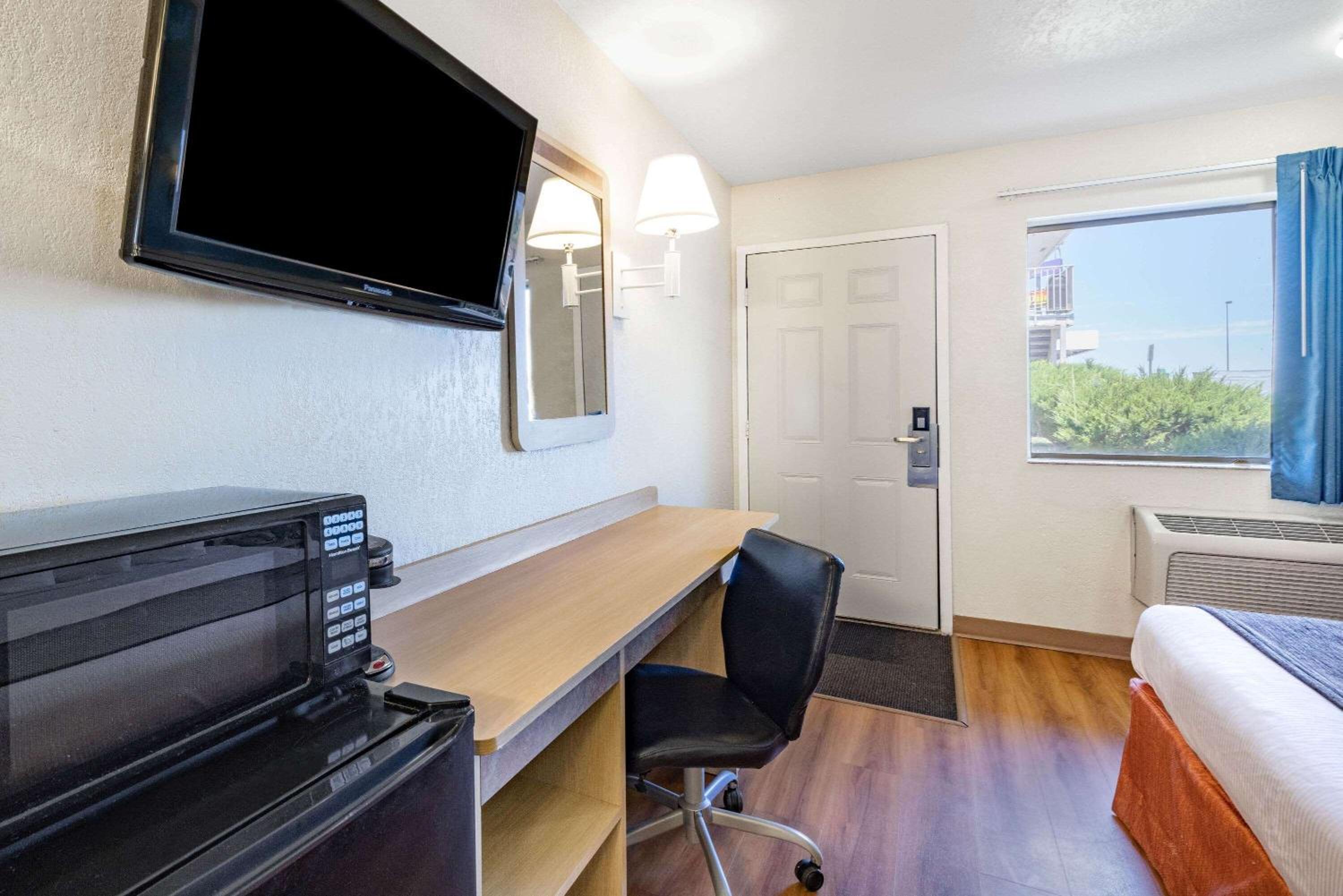 Double Room - Mobility Access/Non-Smoking photo 3