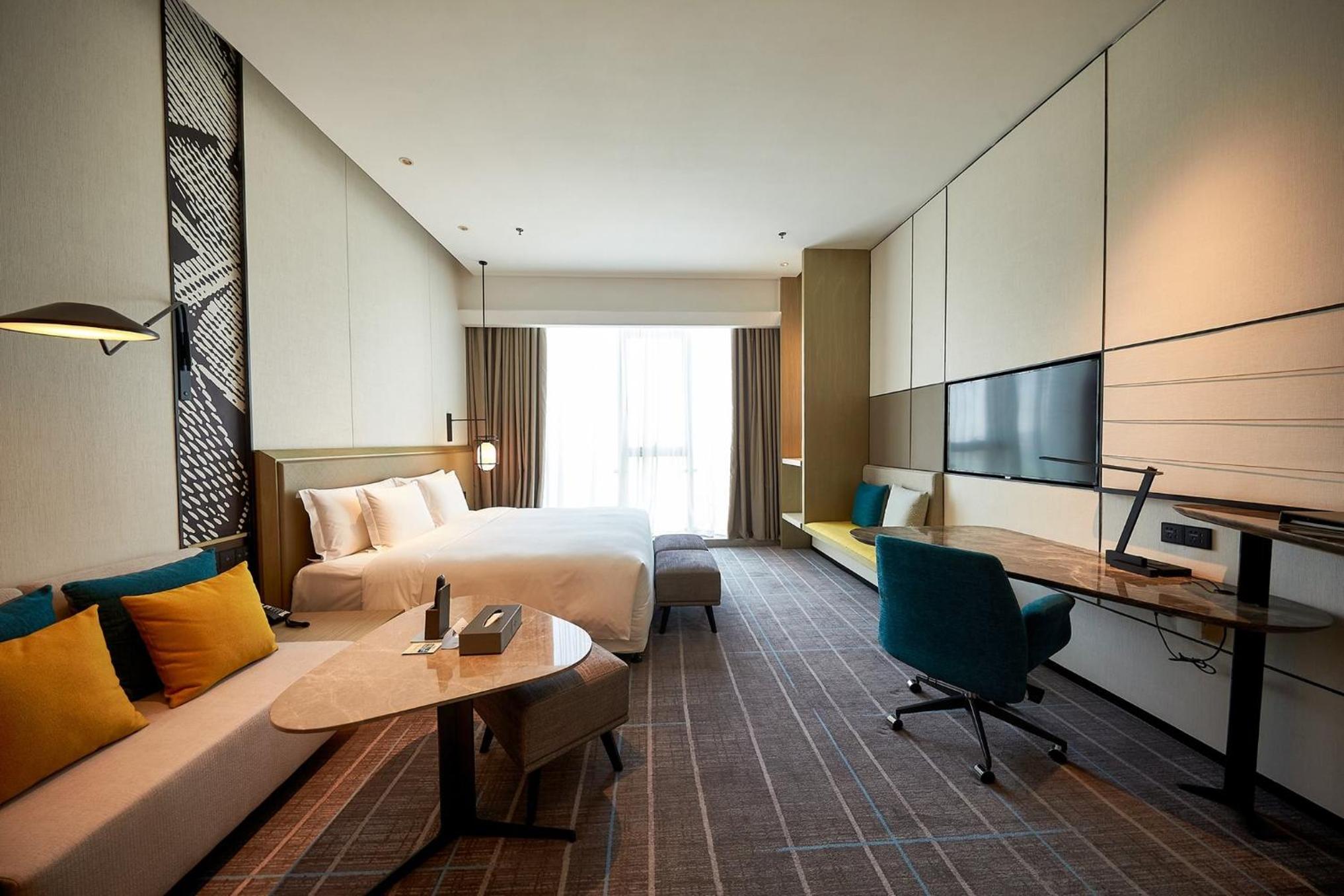 Premium King Room with Sofa Bed - Photo 7