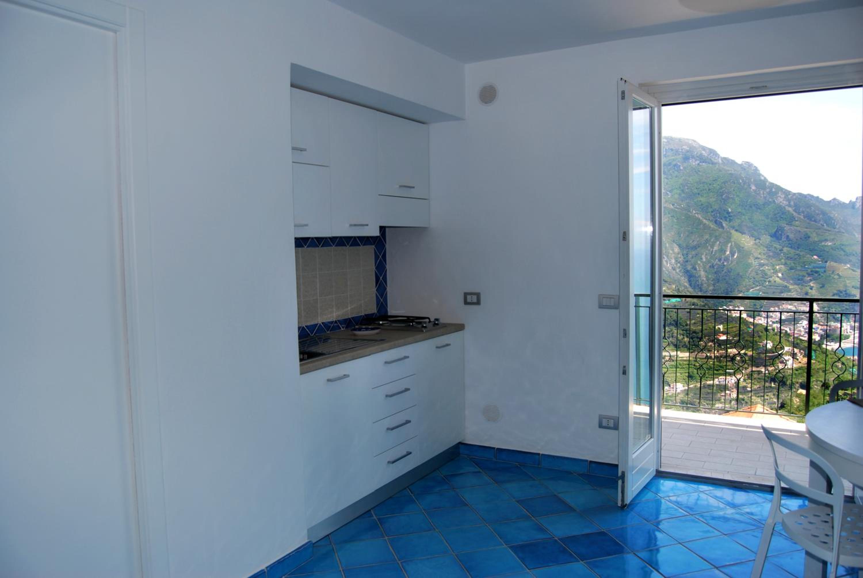 One-Bedroom Apartment with Sea View - Photo 12