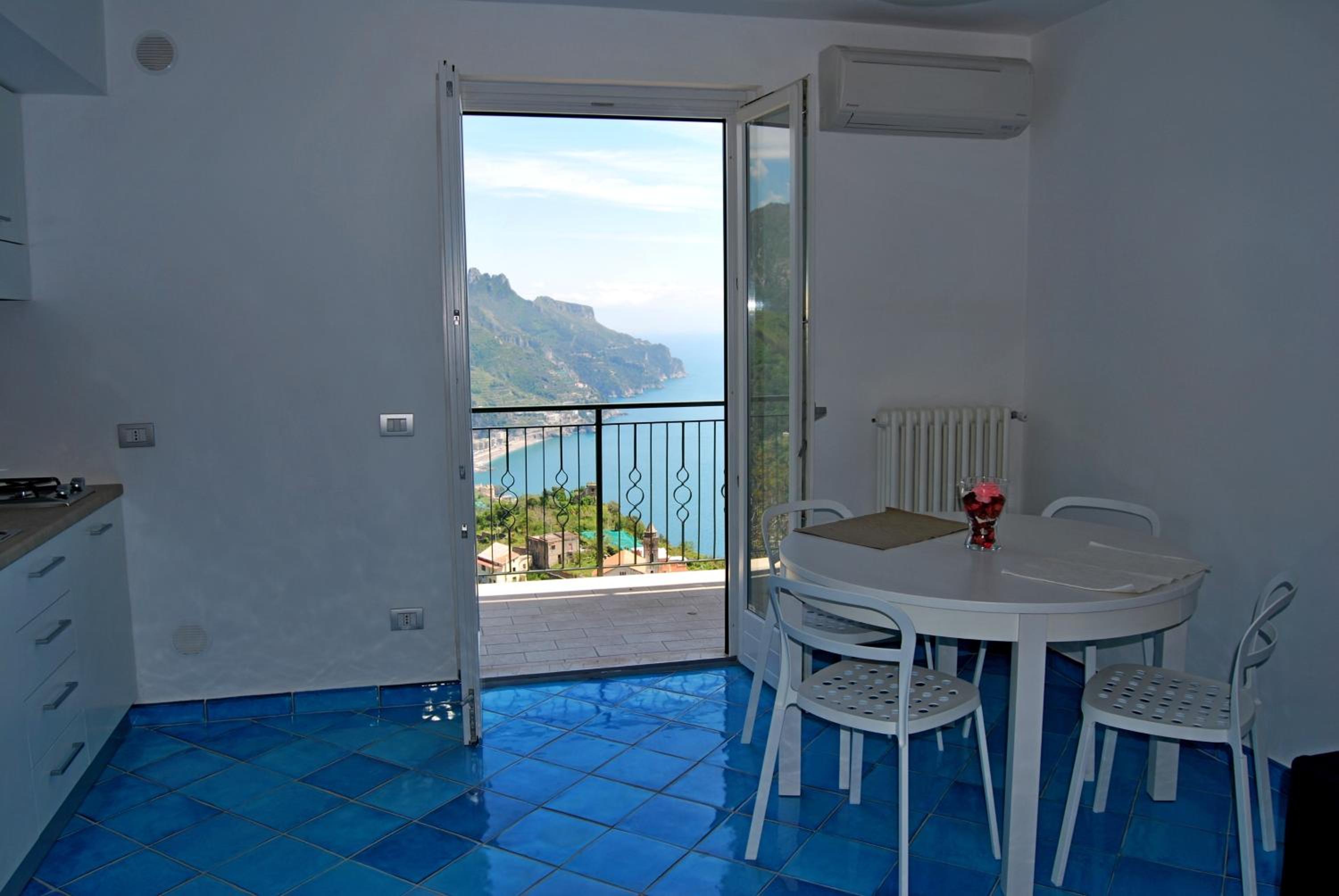 One-Bedroom Apartment with Sea View - Photo 2