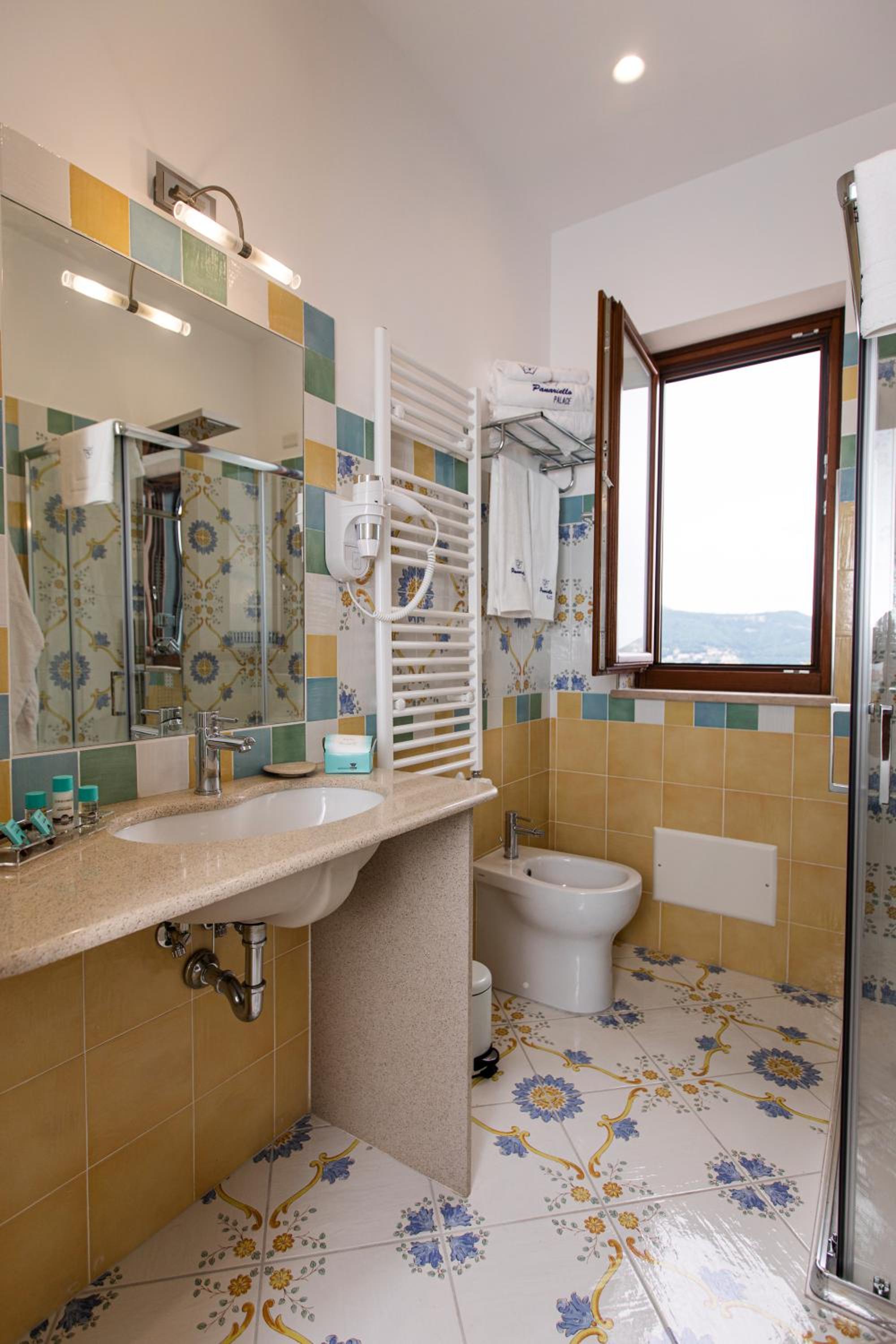 Deluxe Double Room with Balcony and Sea View - Photo 27