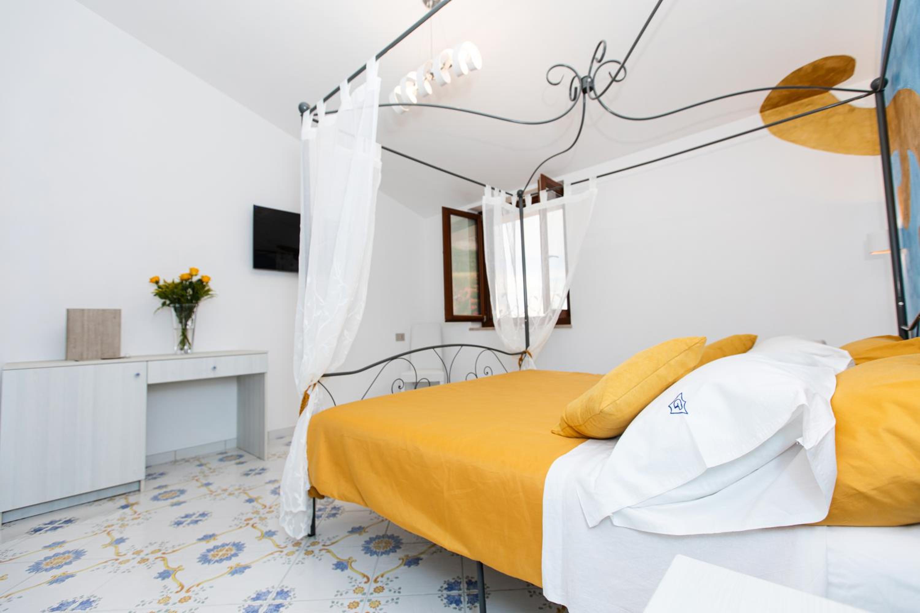 Deluxe Double Room with Sea View - Photo 3