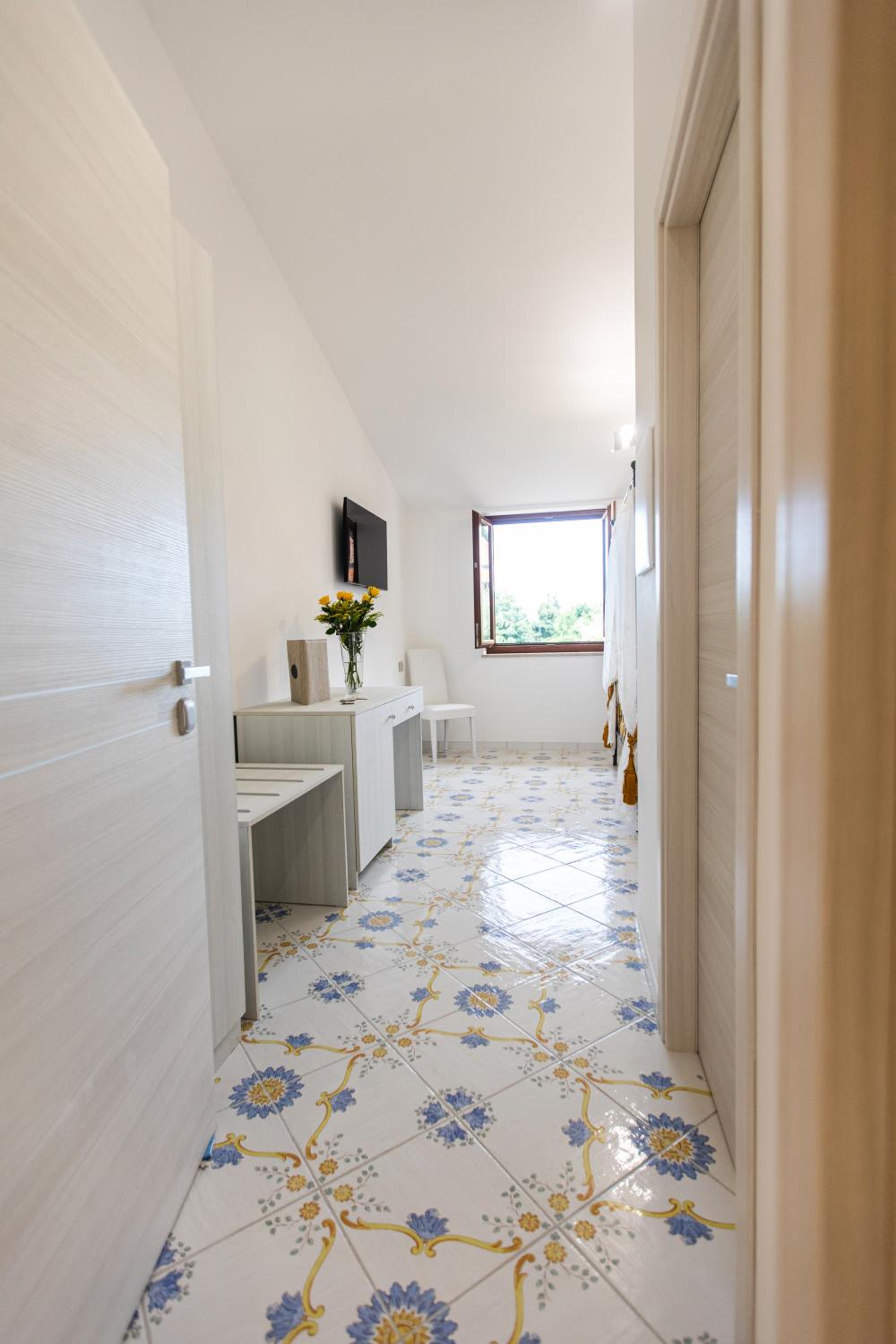 Deluxe Double Room with Sea View - Photo 4
