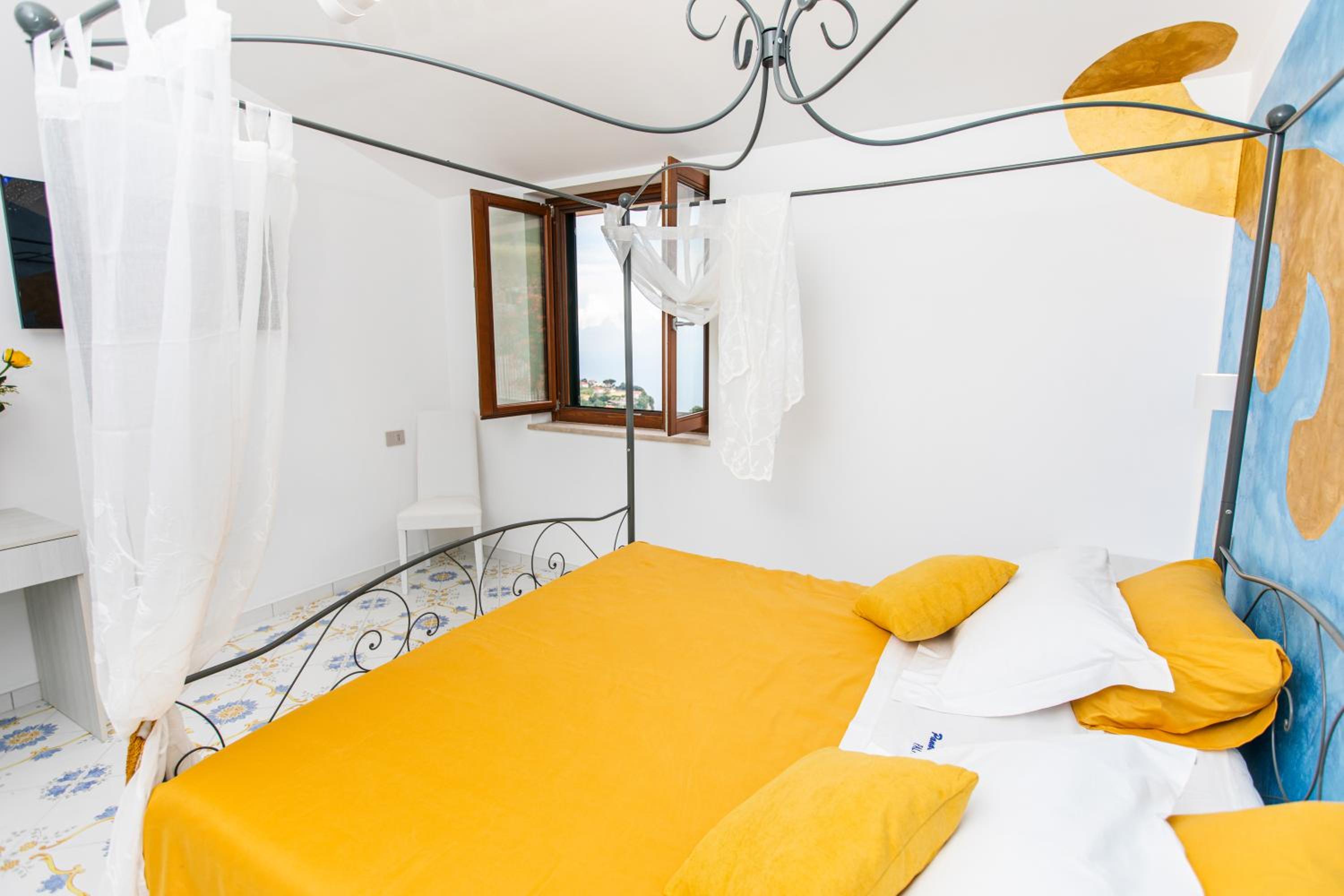 Deluxe Double Room with Sea View - Photo 13