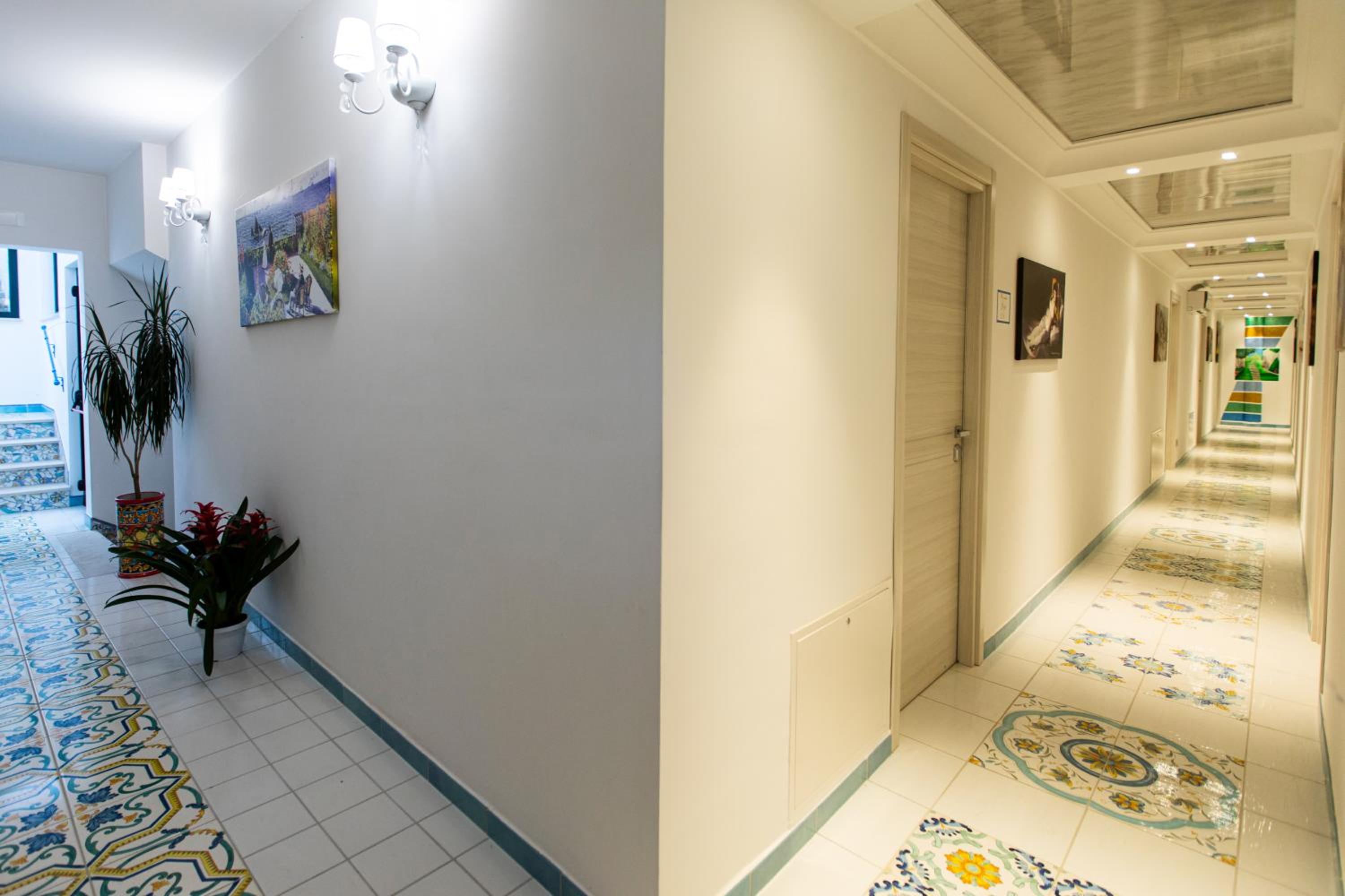 Deluxe Double Room with Balcony and Sea View - Photo 19