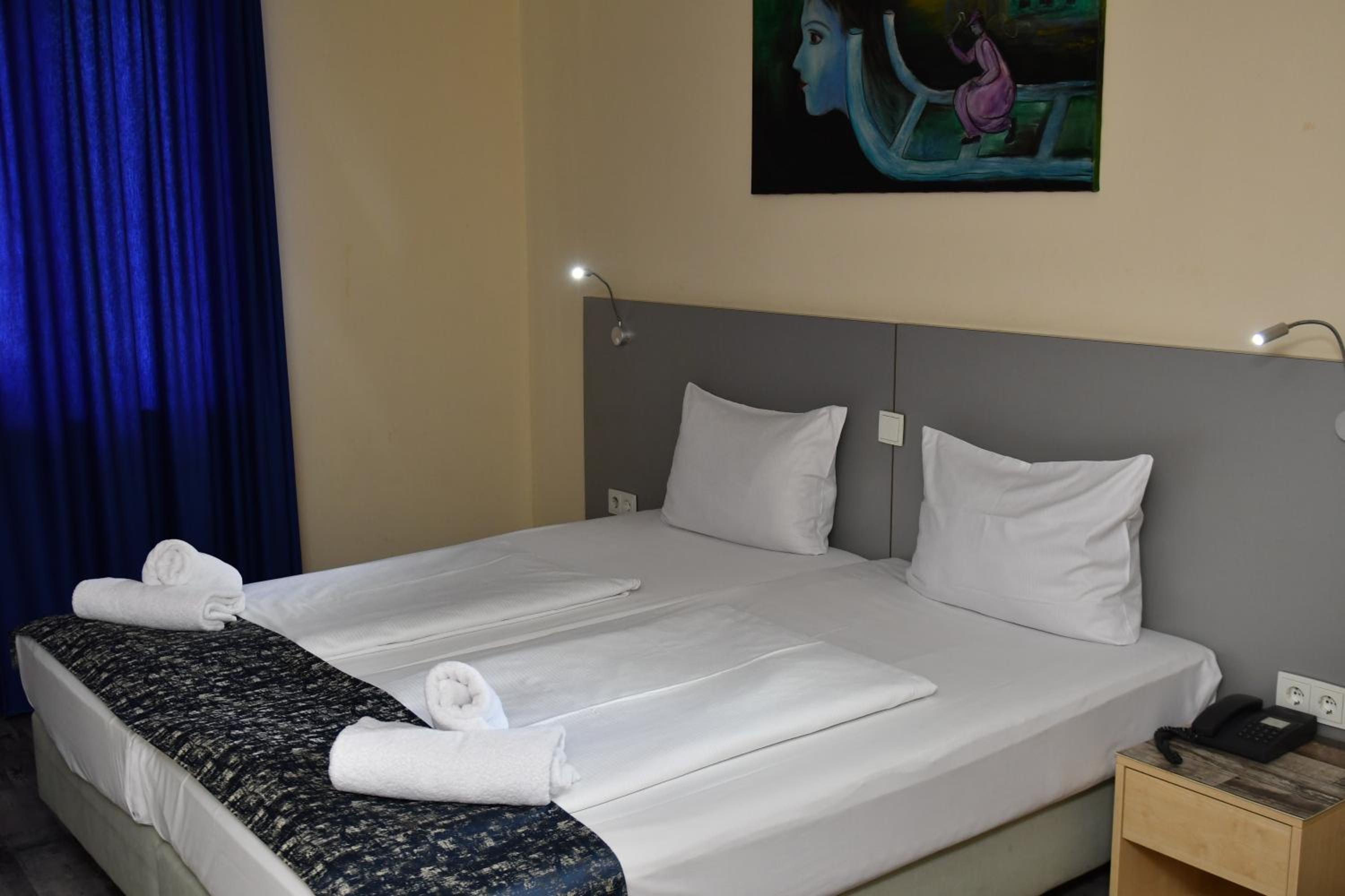 Twin Room - Photo 4