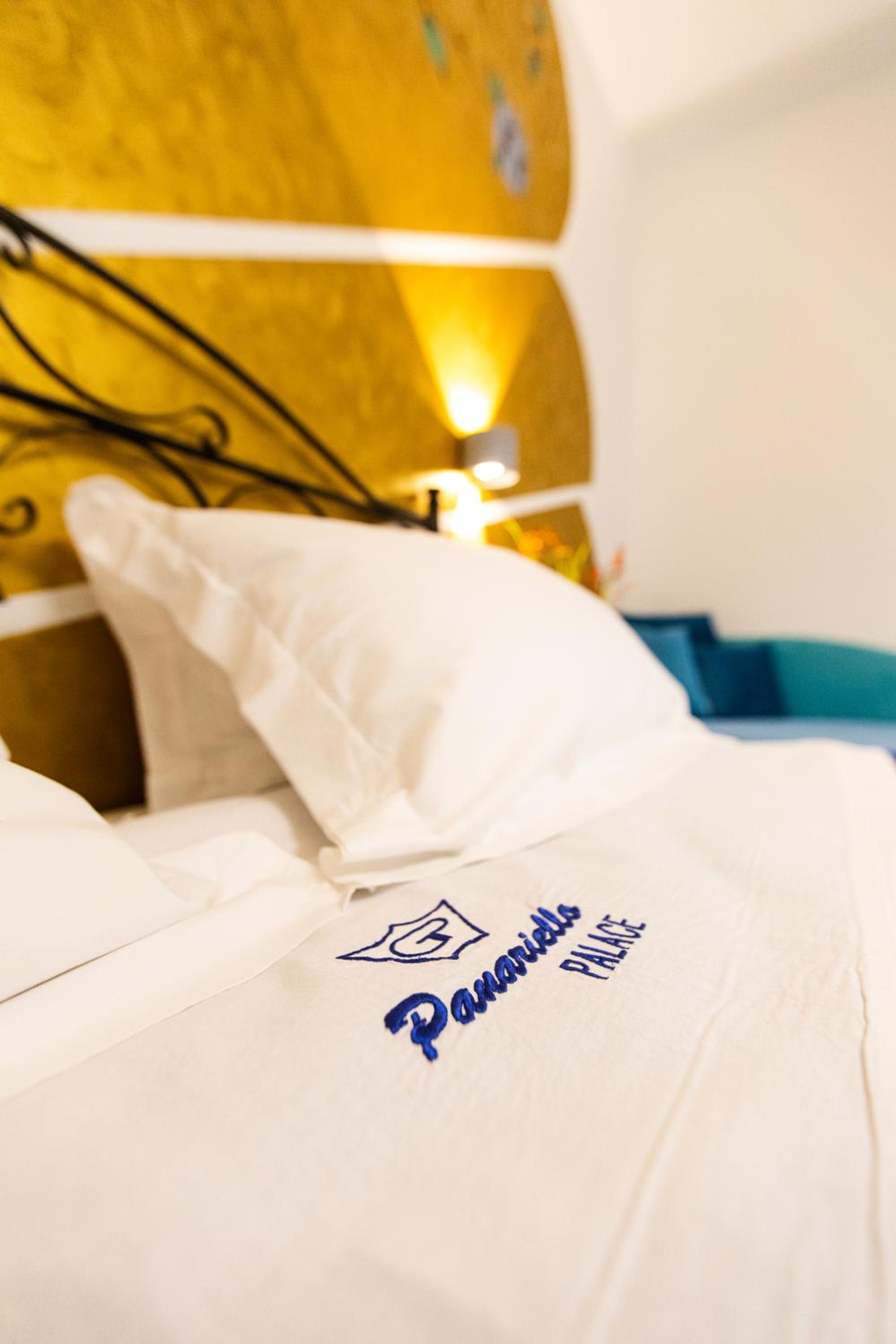 Deluxe Double Room with Sea View - Photo 19