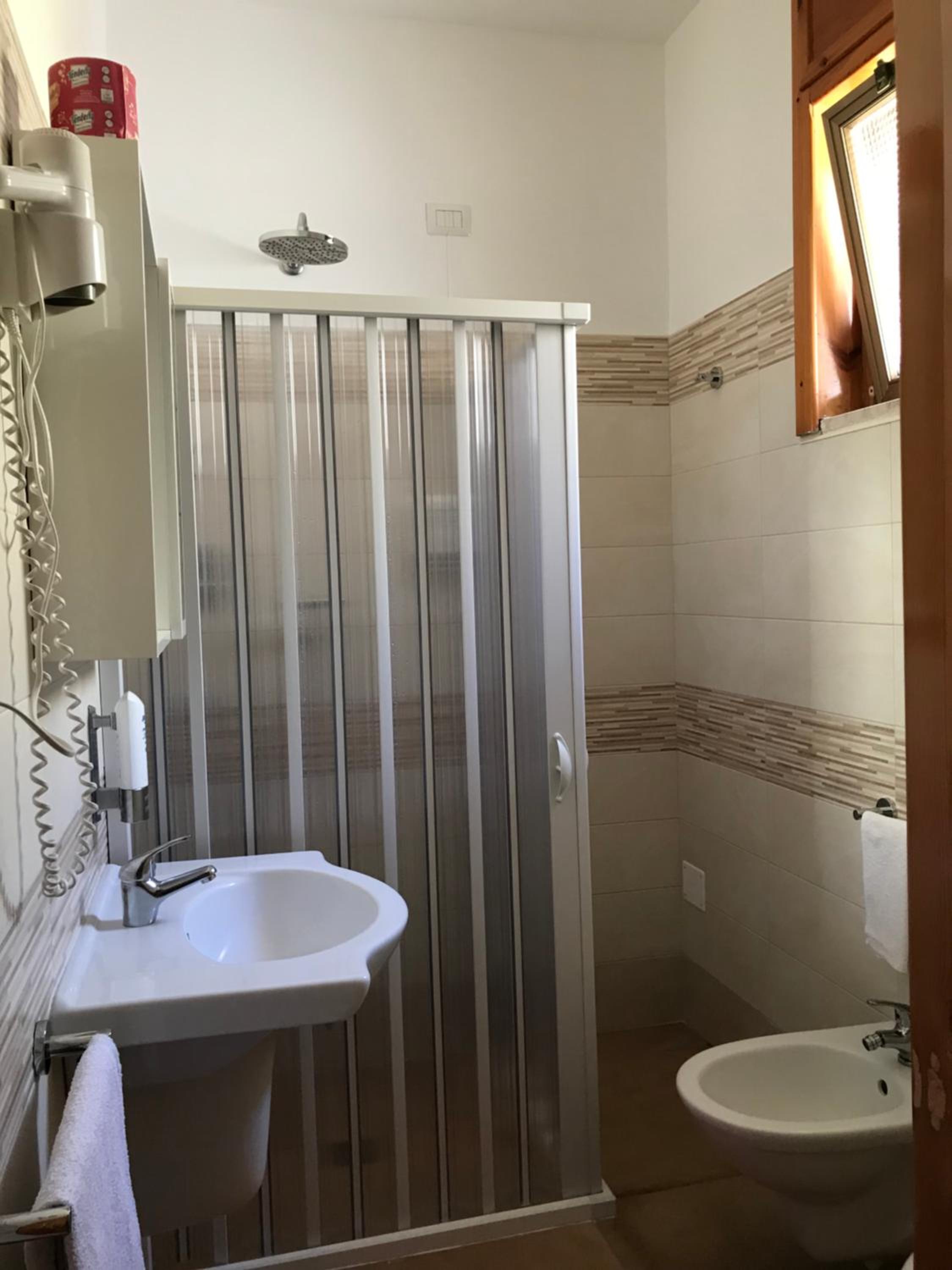 Budget Twin Room - Photo 25