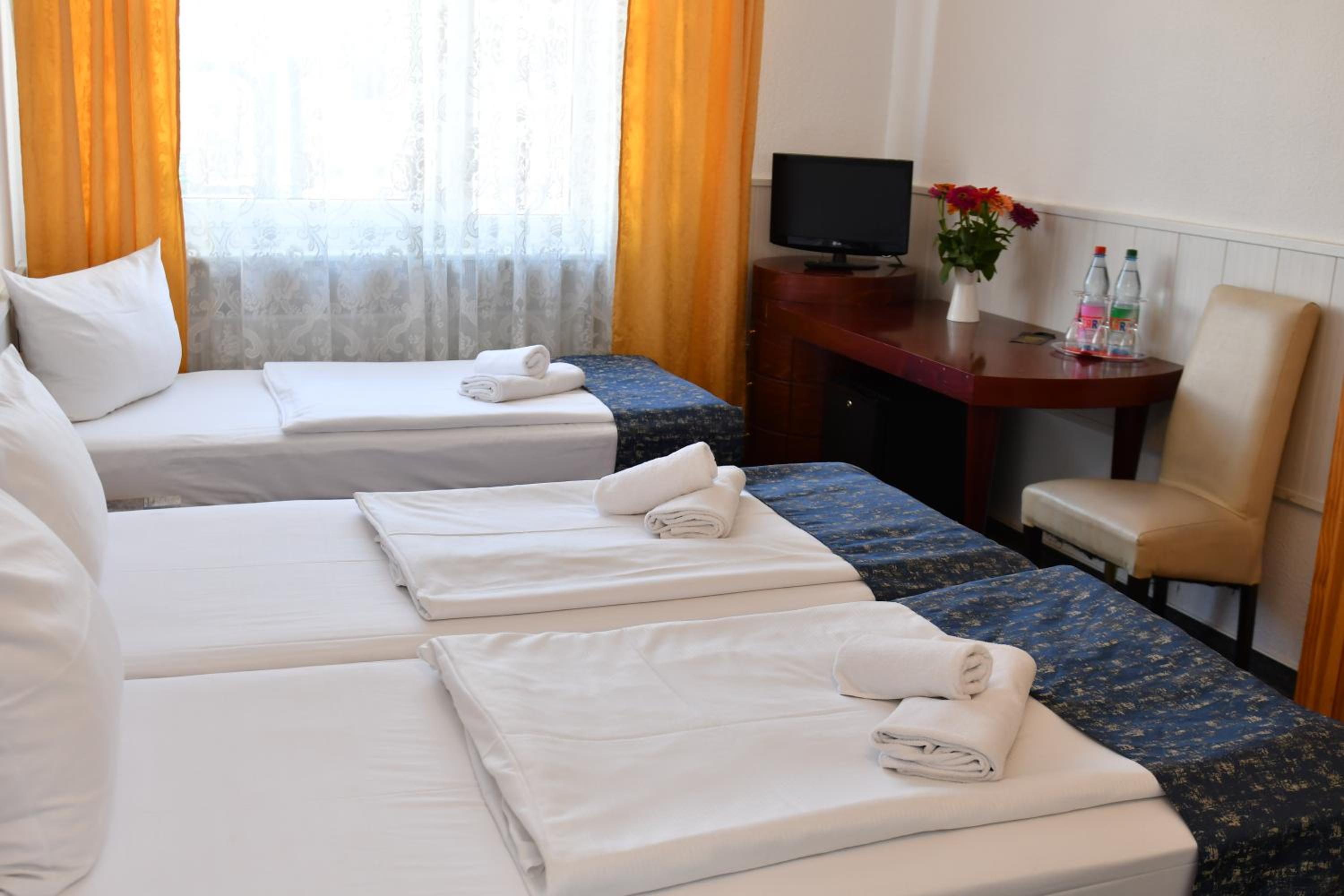 Economy Triple Room with Shared Bathroom photo 1