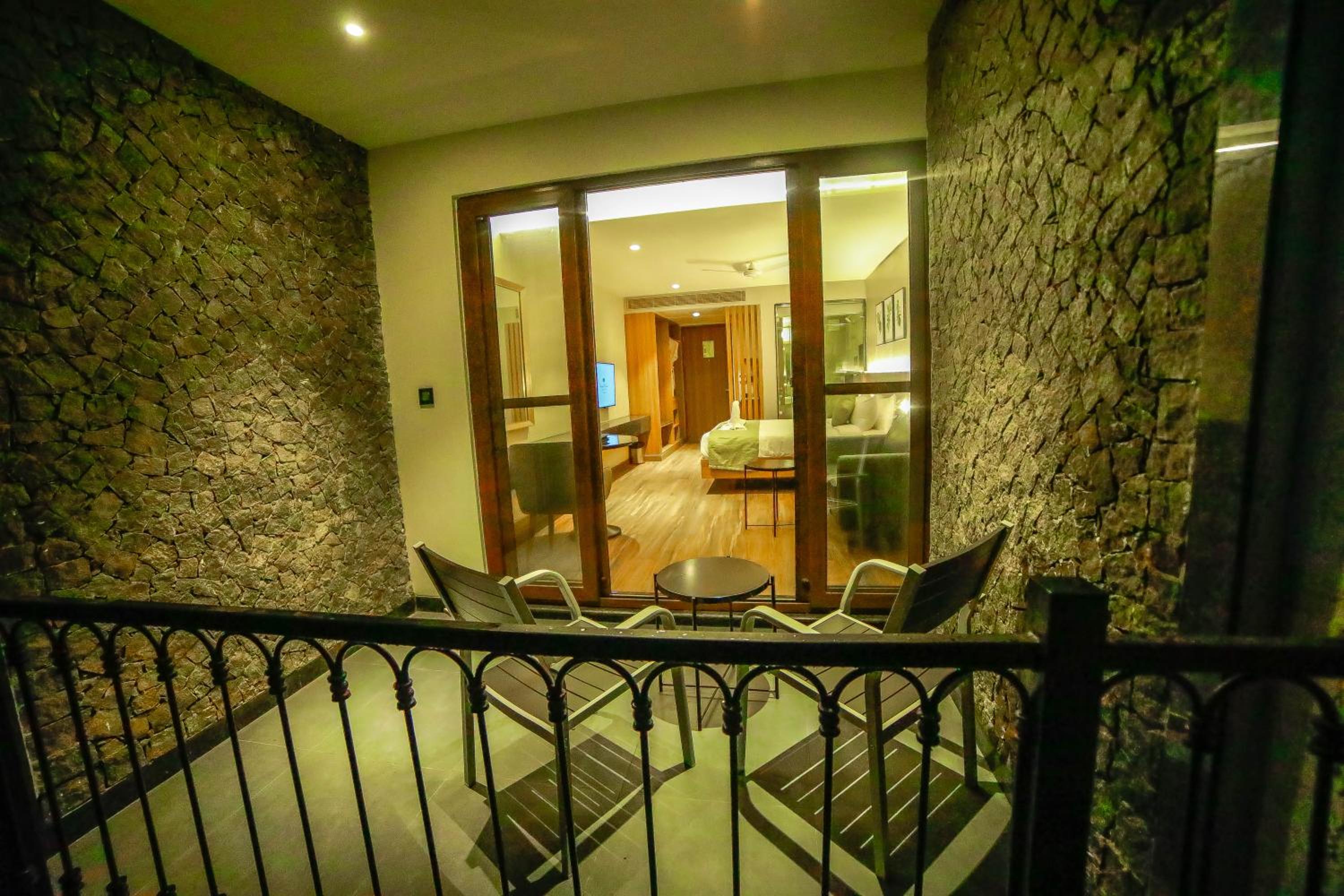 Superior King Room - Photo 3