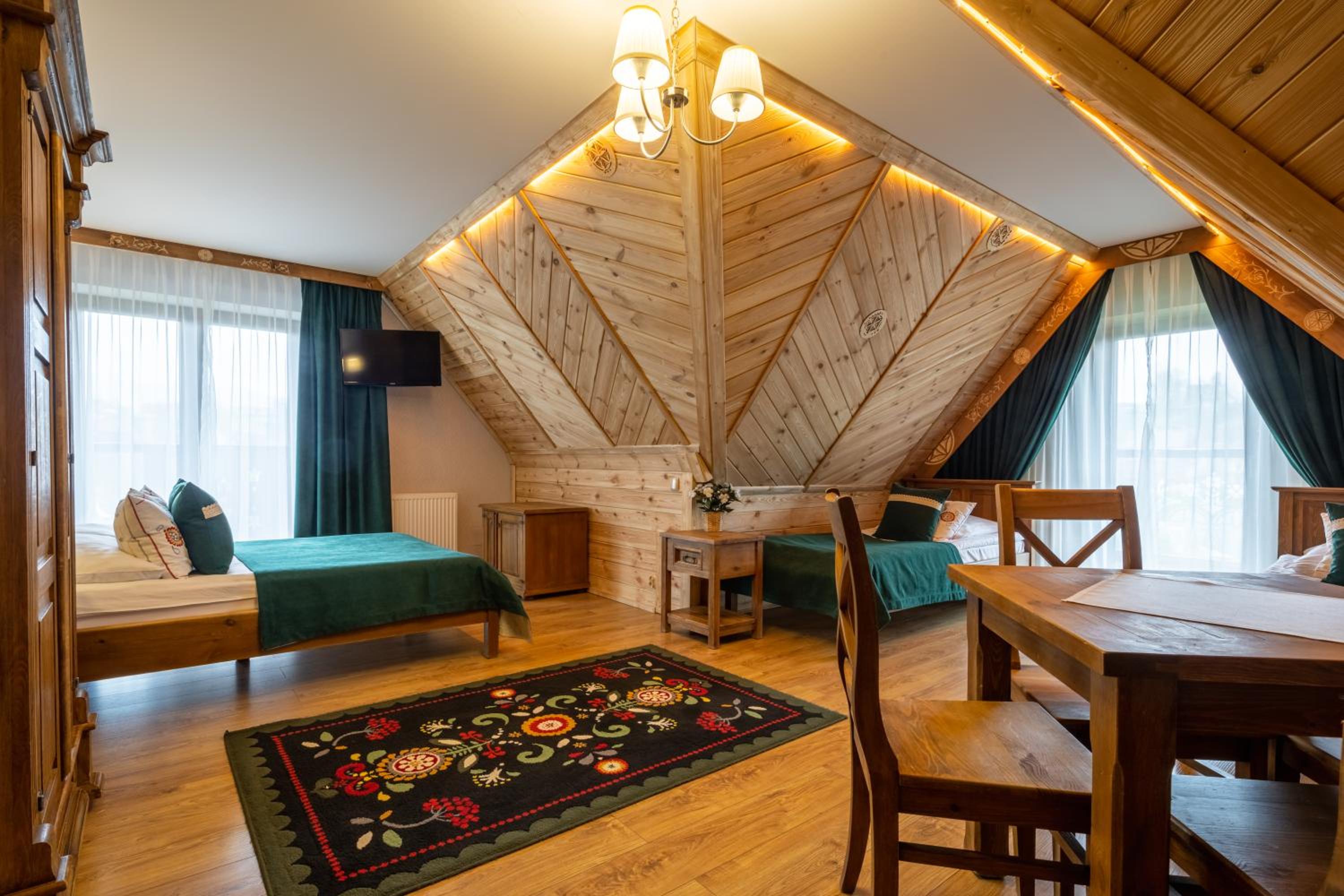 Deluxe Family Room with Balcony photo 3