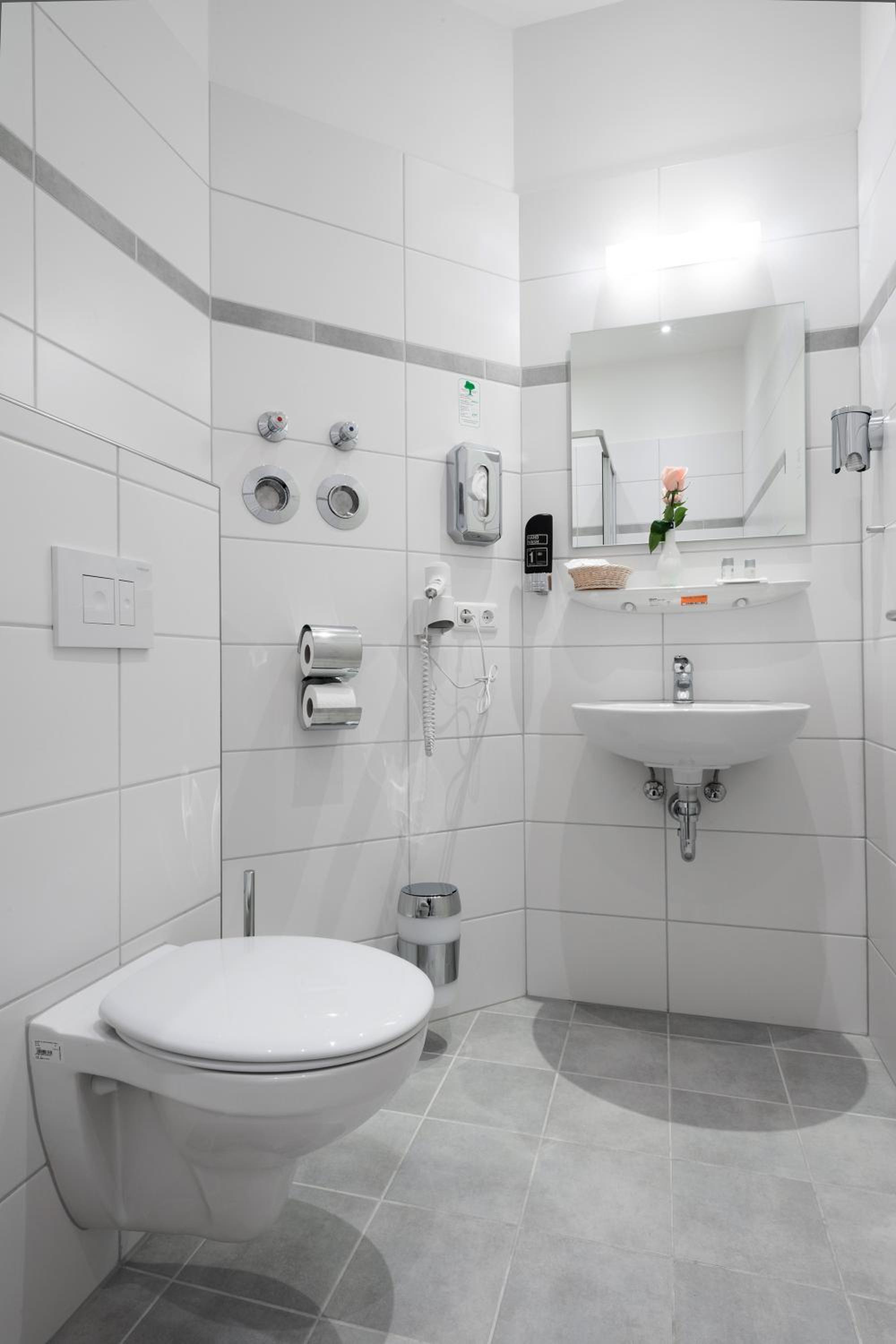 Standard Single Room thumbnail 5