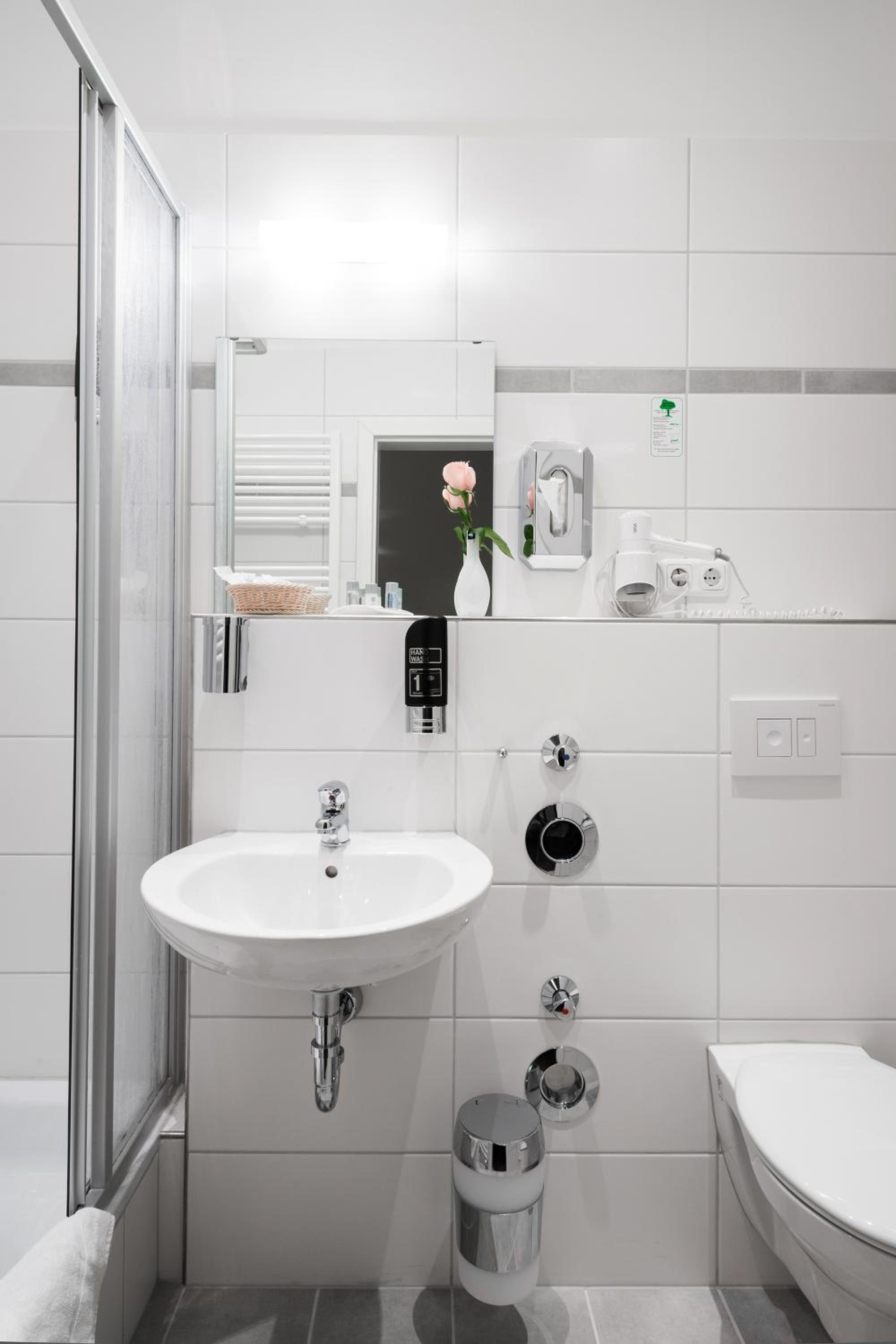 Standard Single Room thumbnail 6