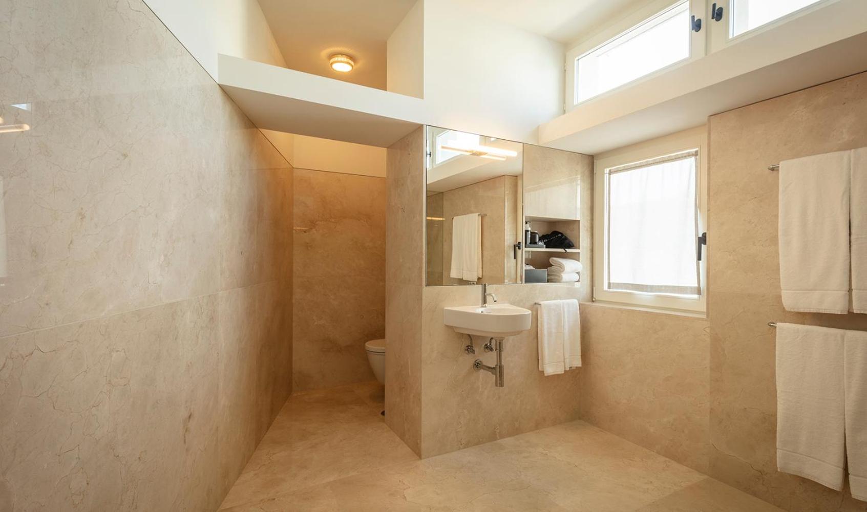 Deluxe Family Suite - Photo 2