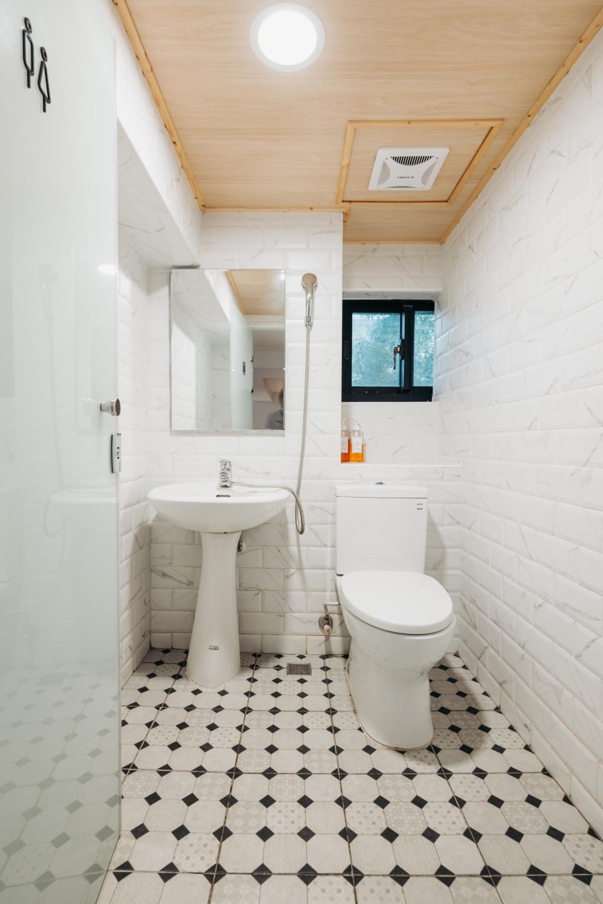 Single Room with Shared Bathroom photo 2