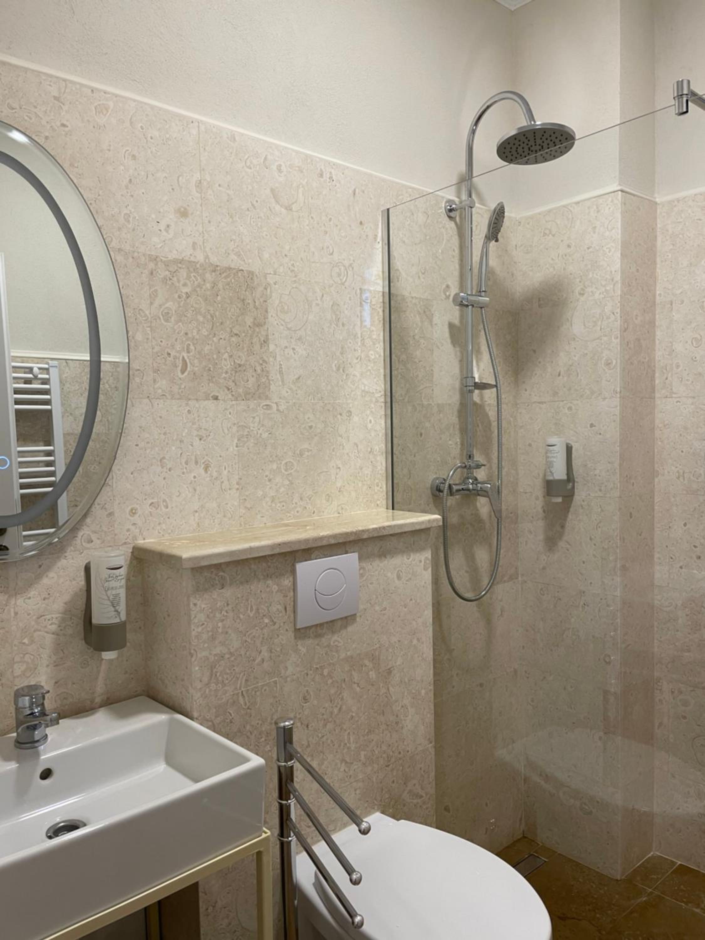 Double or Twin Room - Photo 6