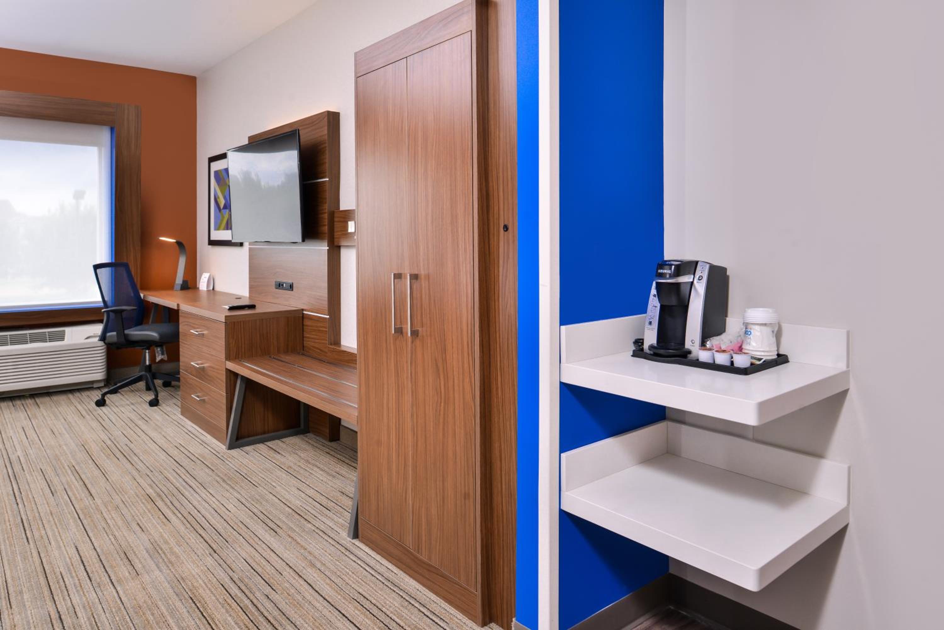 Suite with Two Queen Beds - Hearing Accessible photo 3