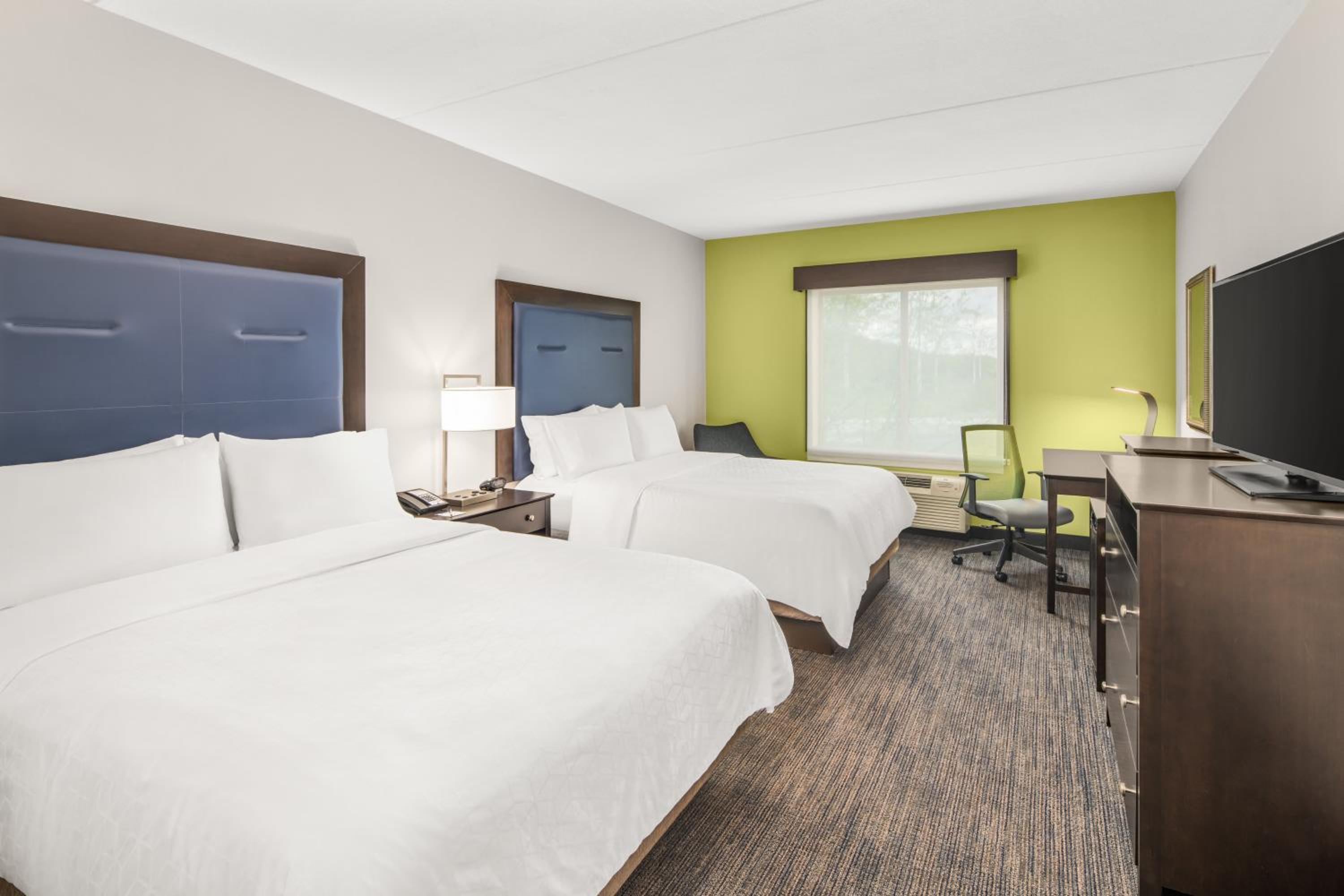 Standard Room with Two Queen Beds - Photo 4