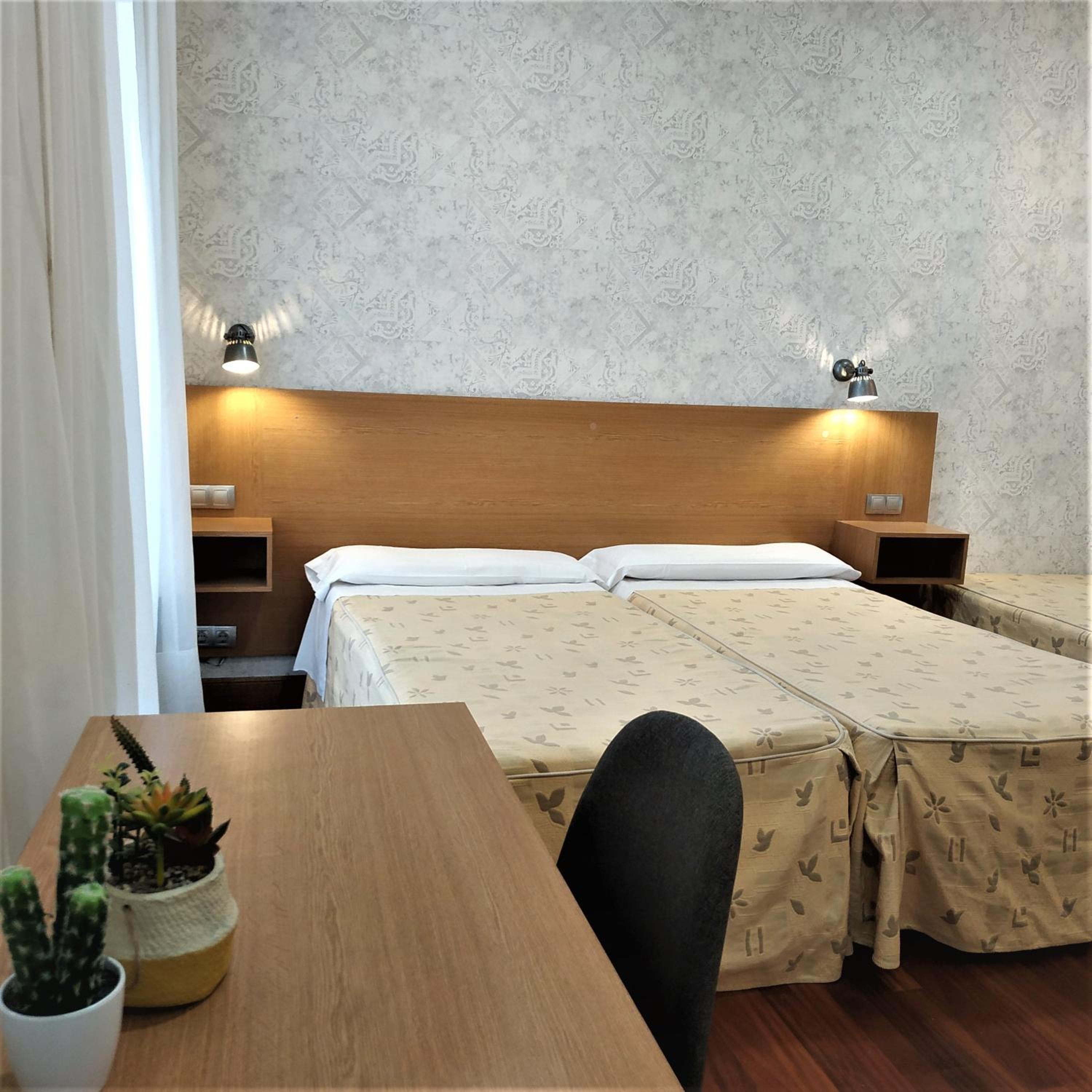 Double or Twin Room with Private Bathroom - Photo 9