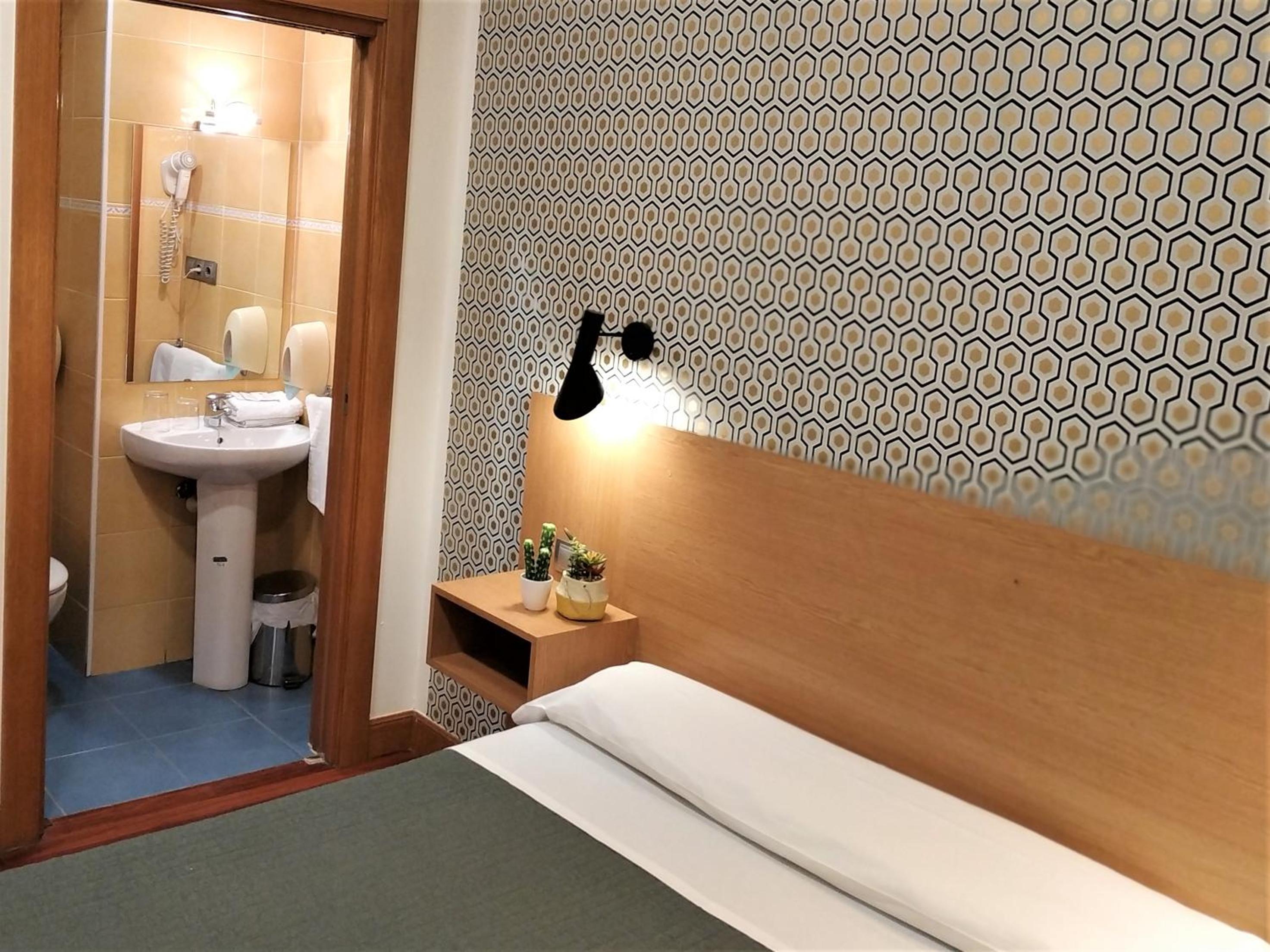Double or Twin Room with Private Bathroom - Photo 17